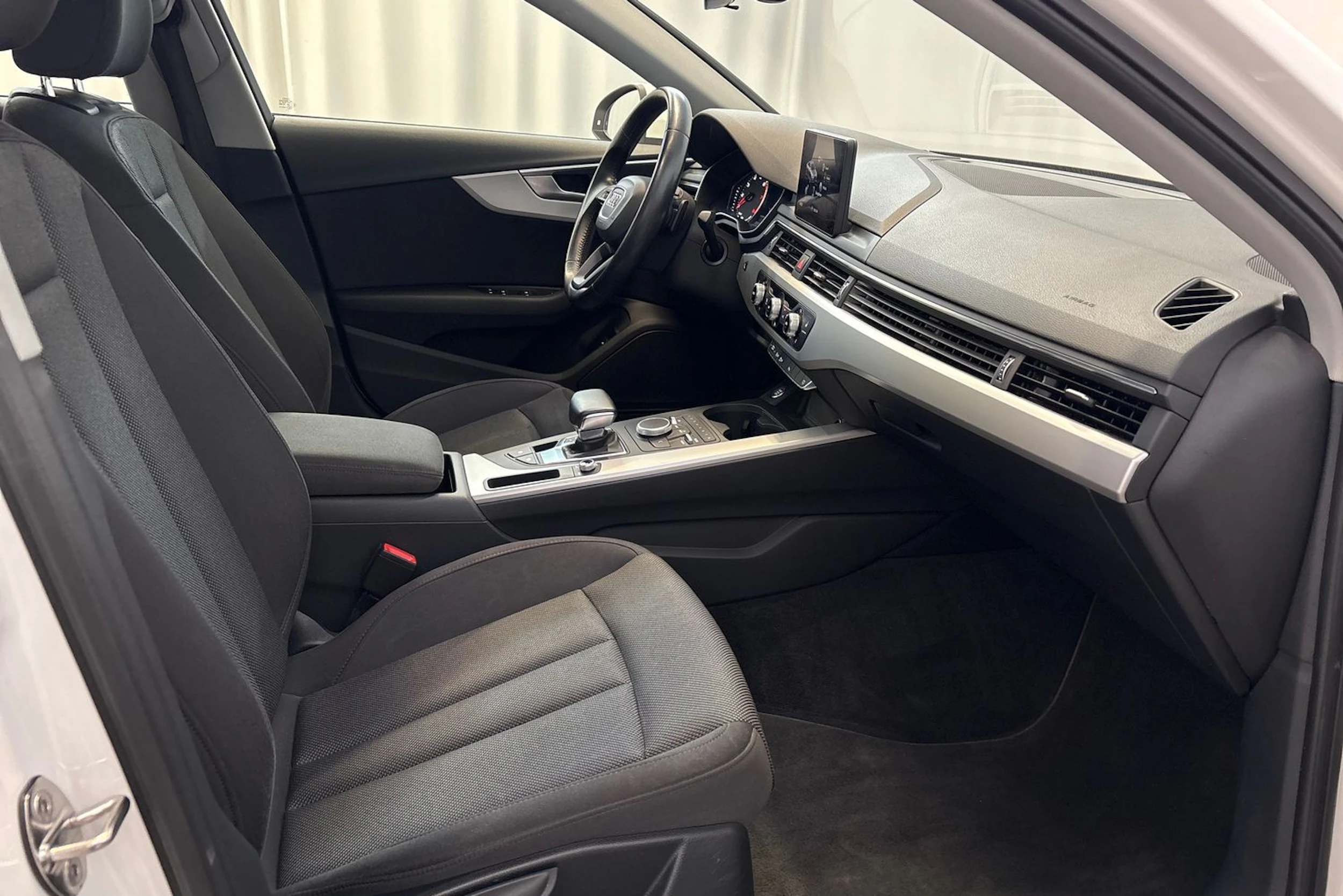 valkoinen Audi A4 2016 kuva 16.