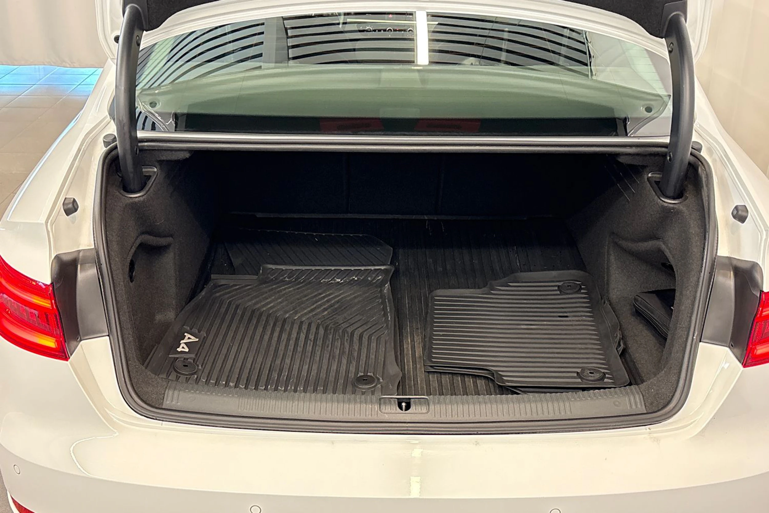 valkoinen Audi A4 2016 kuva 17.