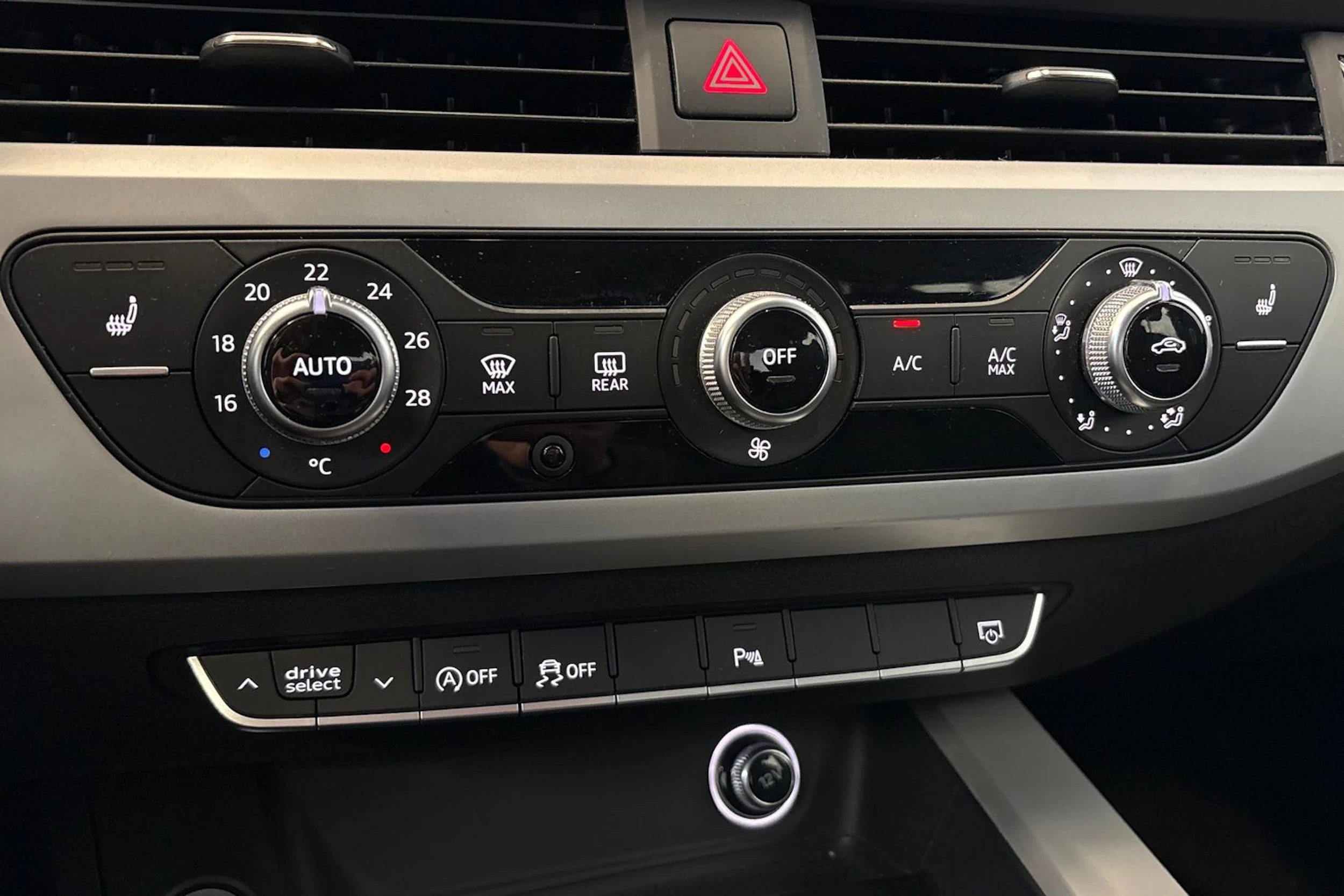 valkoinen Audi A4 2016 kuva 26.