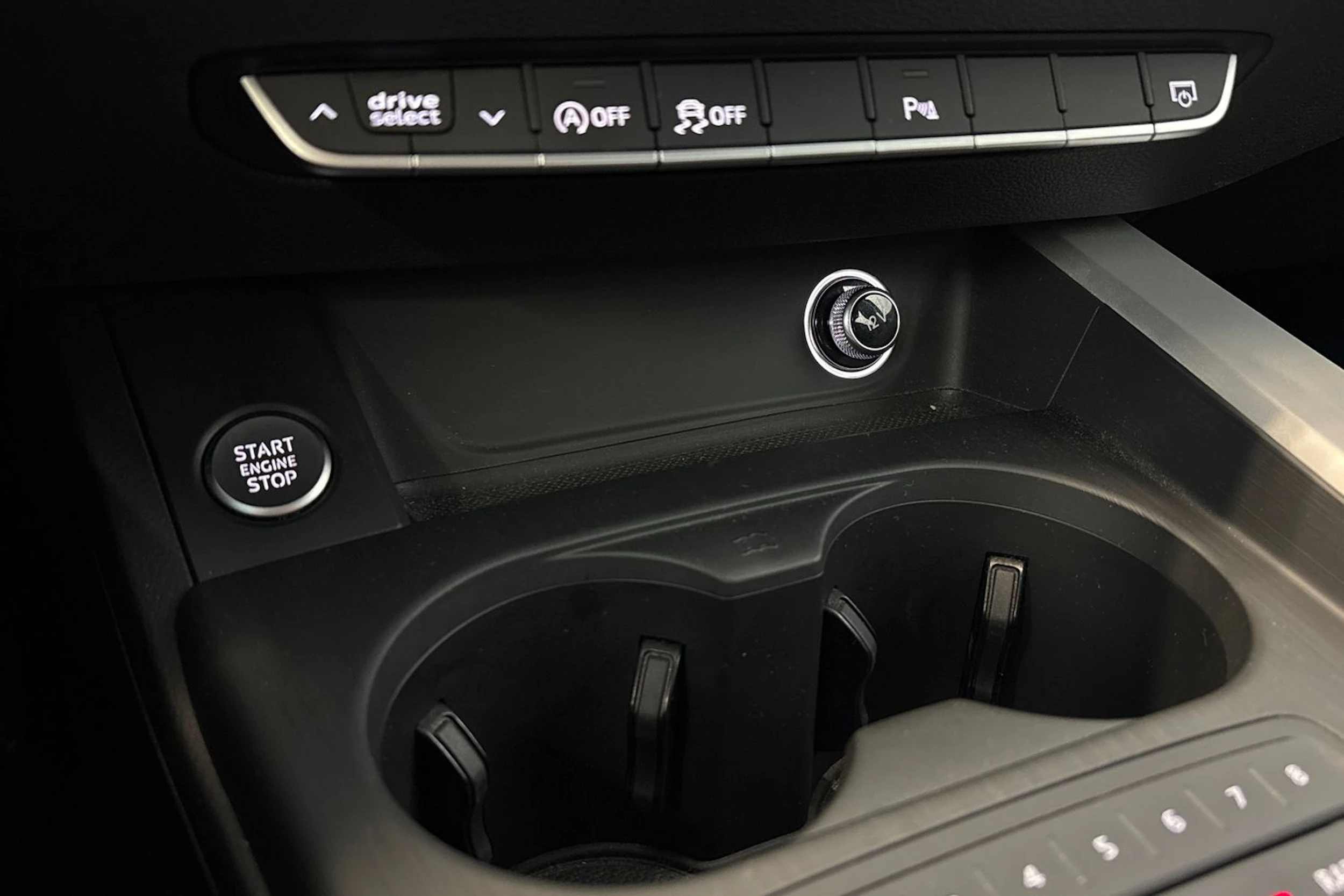 valkoinen Audi A4 2016 kuva 27.