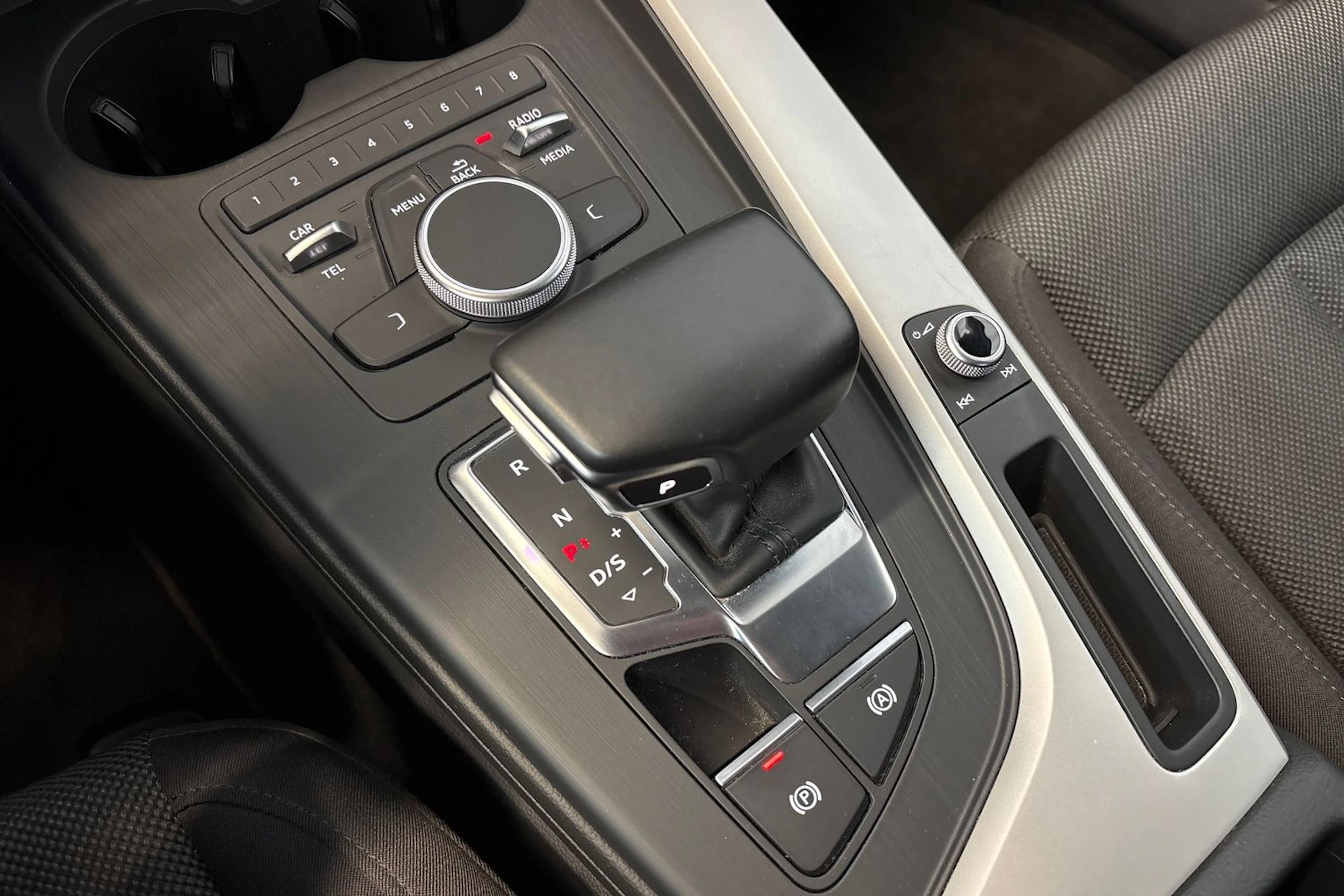 valkoinen Audi A4 2016 kuva 28.