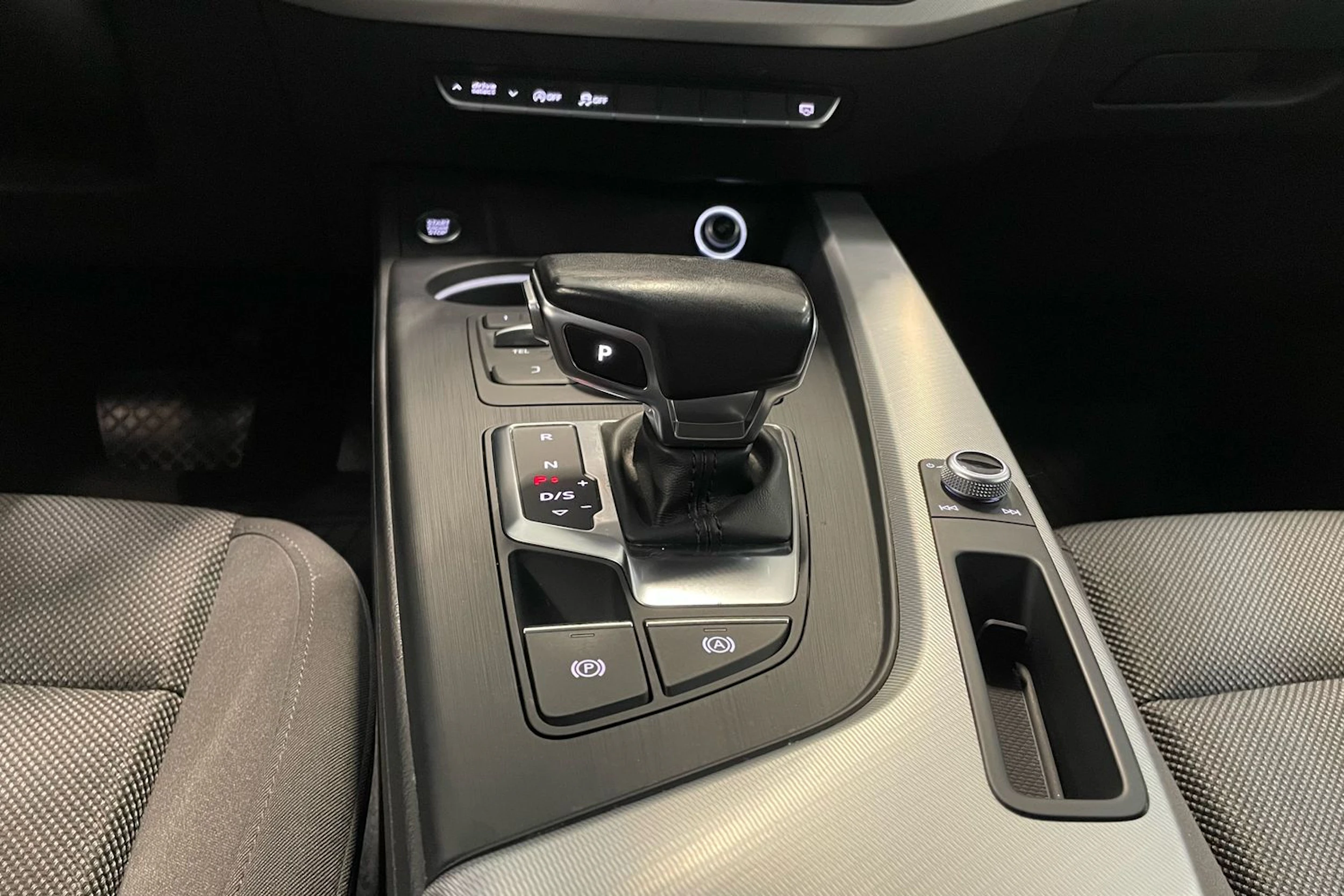 harmaa Audi A4 2016 kuva 26.