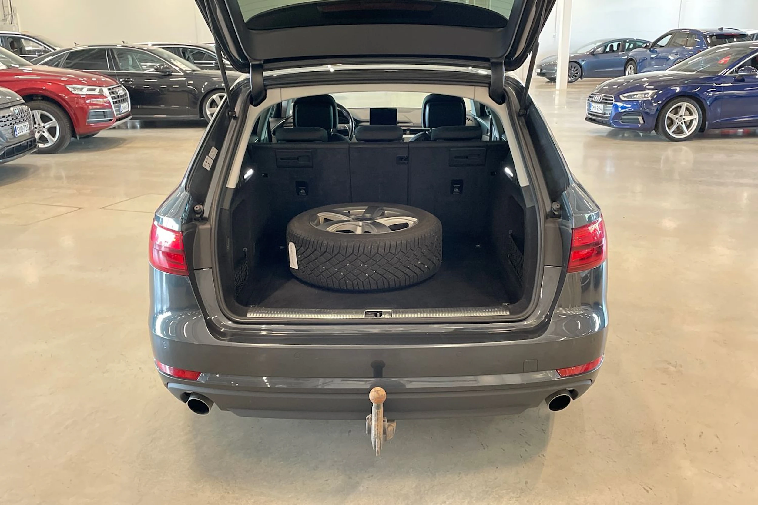 harmaa Audi A4 2016 kuva 28.