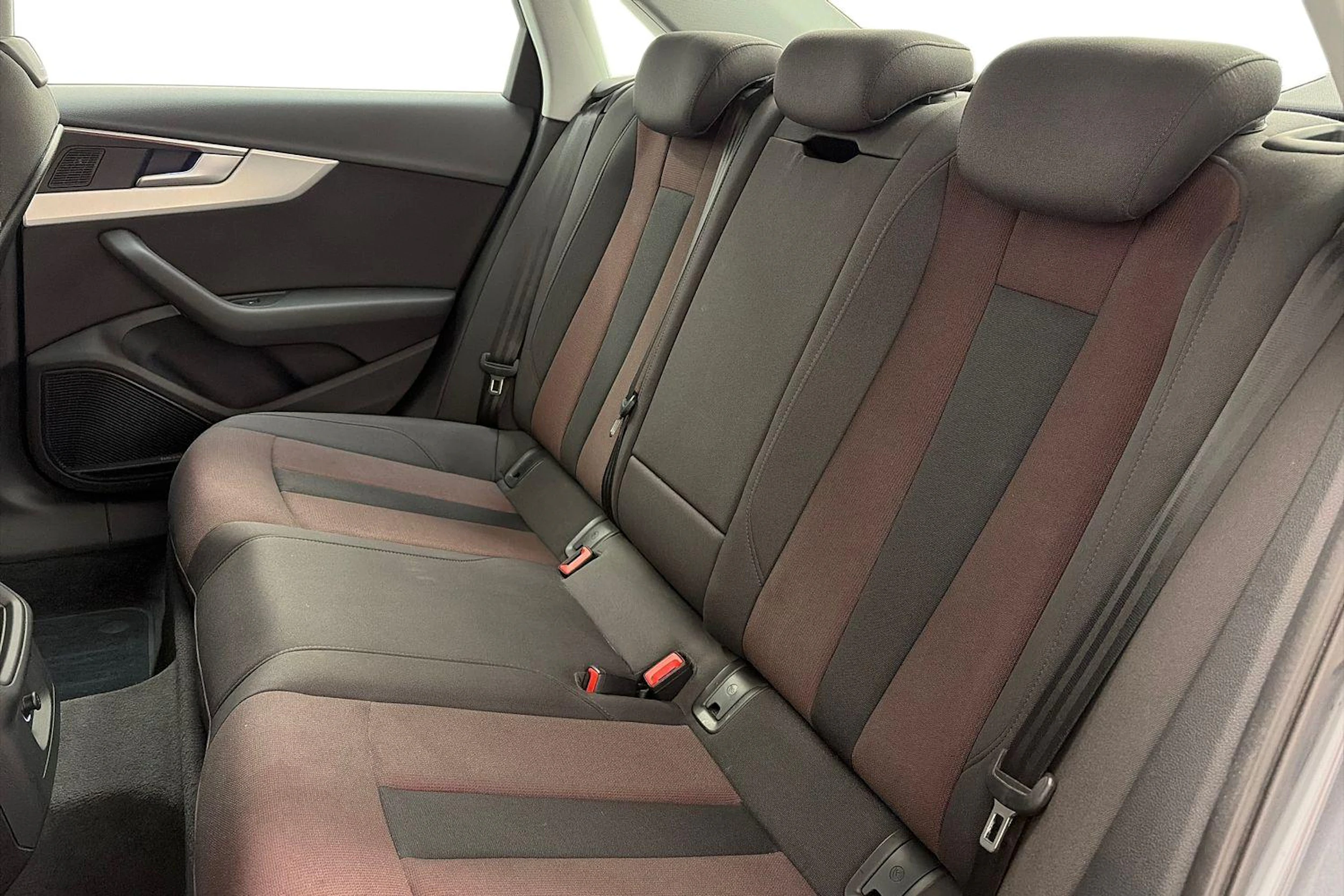 Harmaa Audi A4 2016 kuva 8.