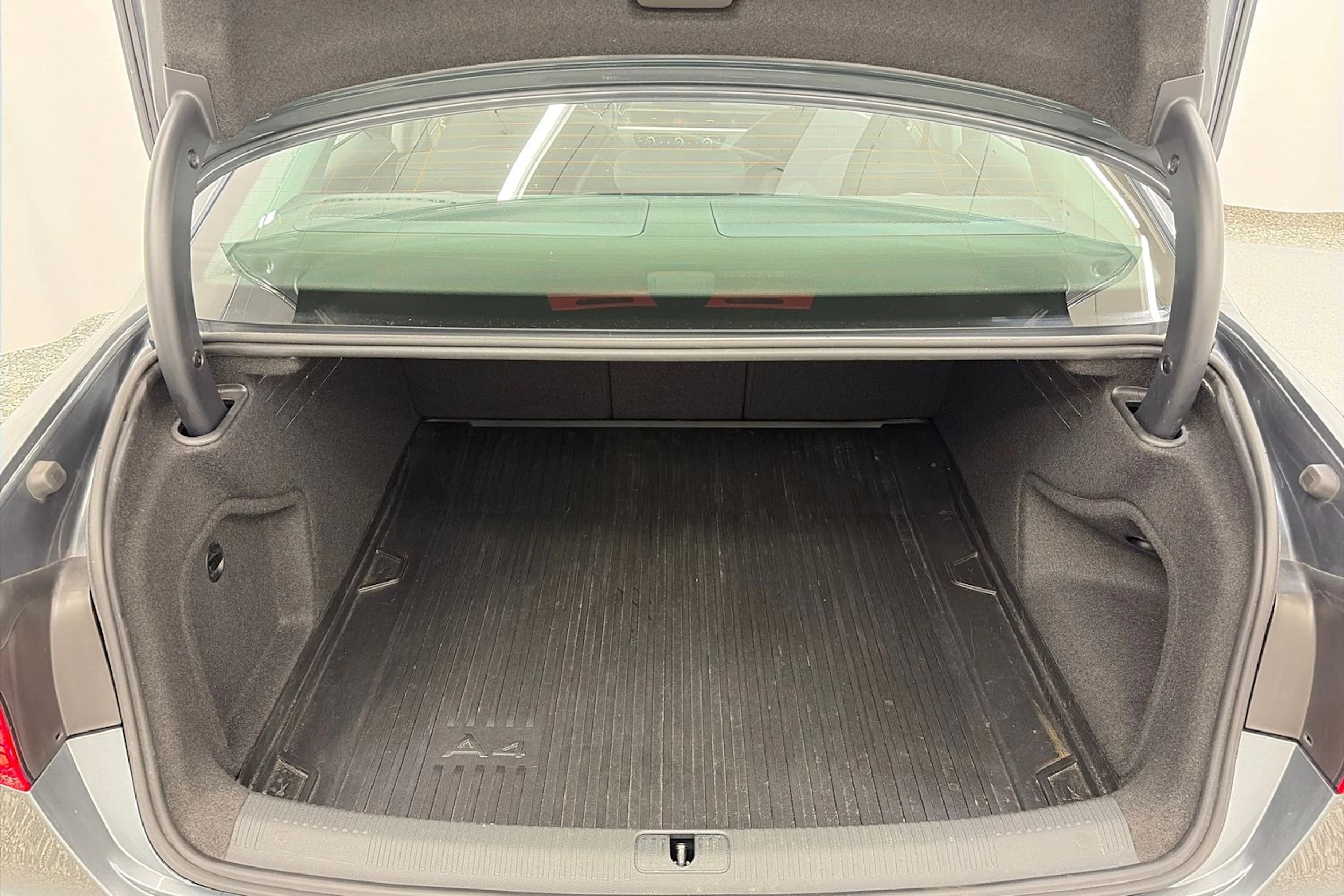 Harmaa Audi A4 2016 kuva 11.