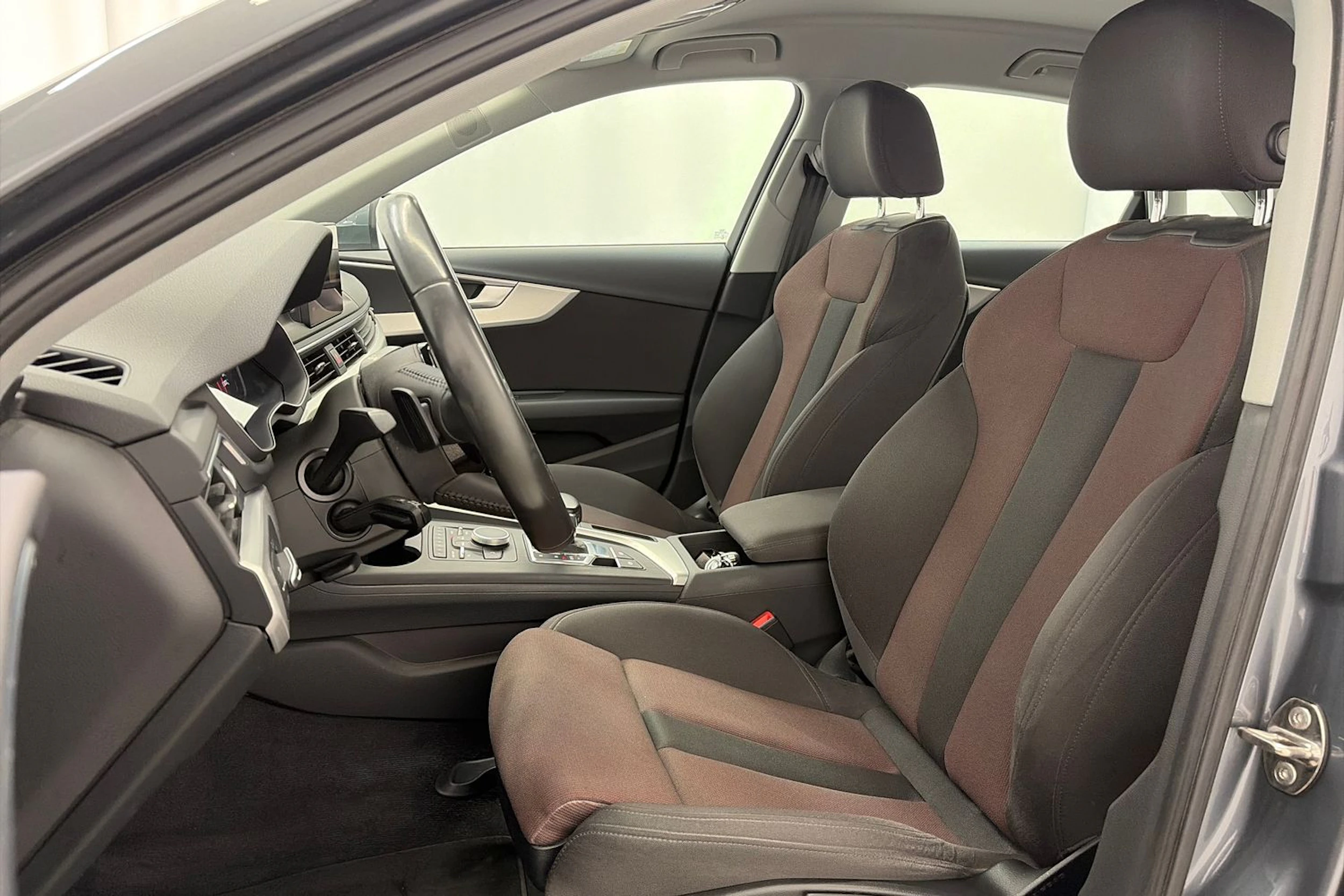 Harmaa Audi A4 2016 kuva 12.