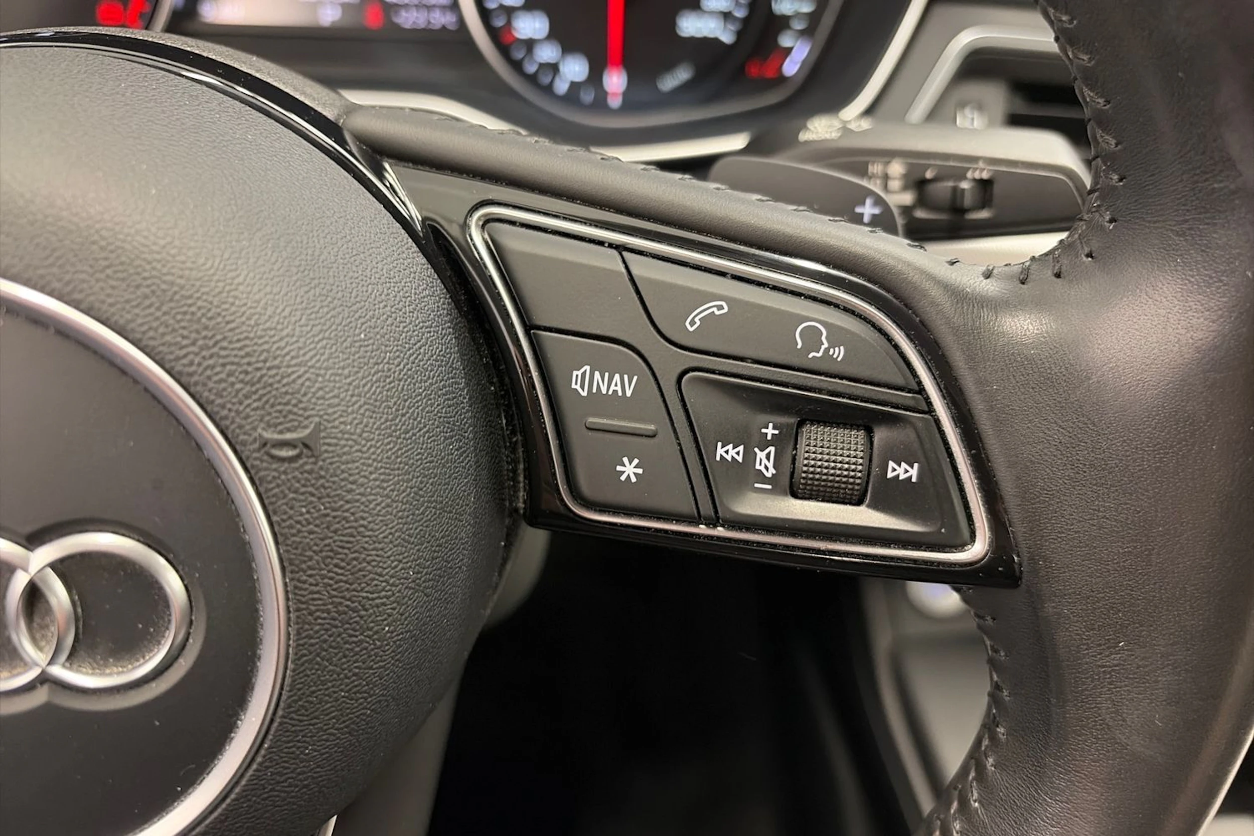Harmaa Audi A4 2016 kuva 15.