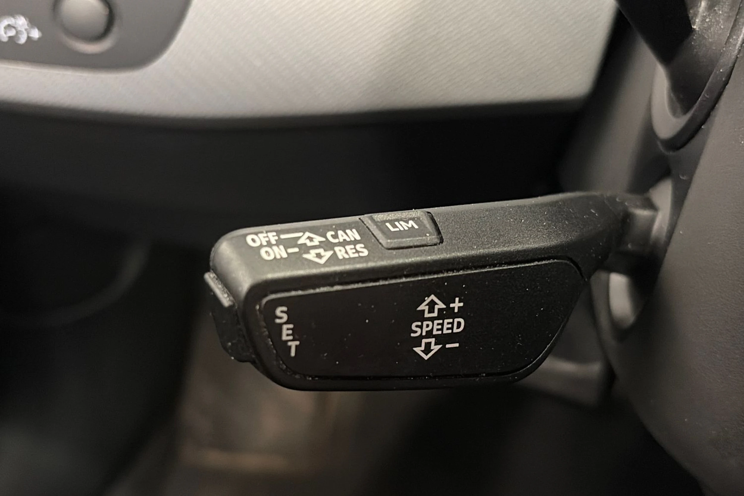 Harmaa Audi A4 2016 kuva 16.