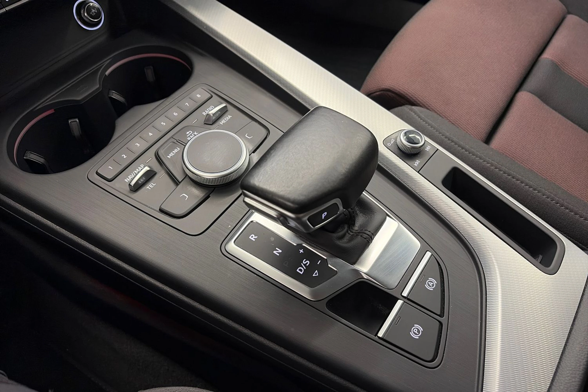 Harmaa Audi A4 2016 kuva 22.