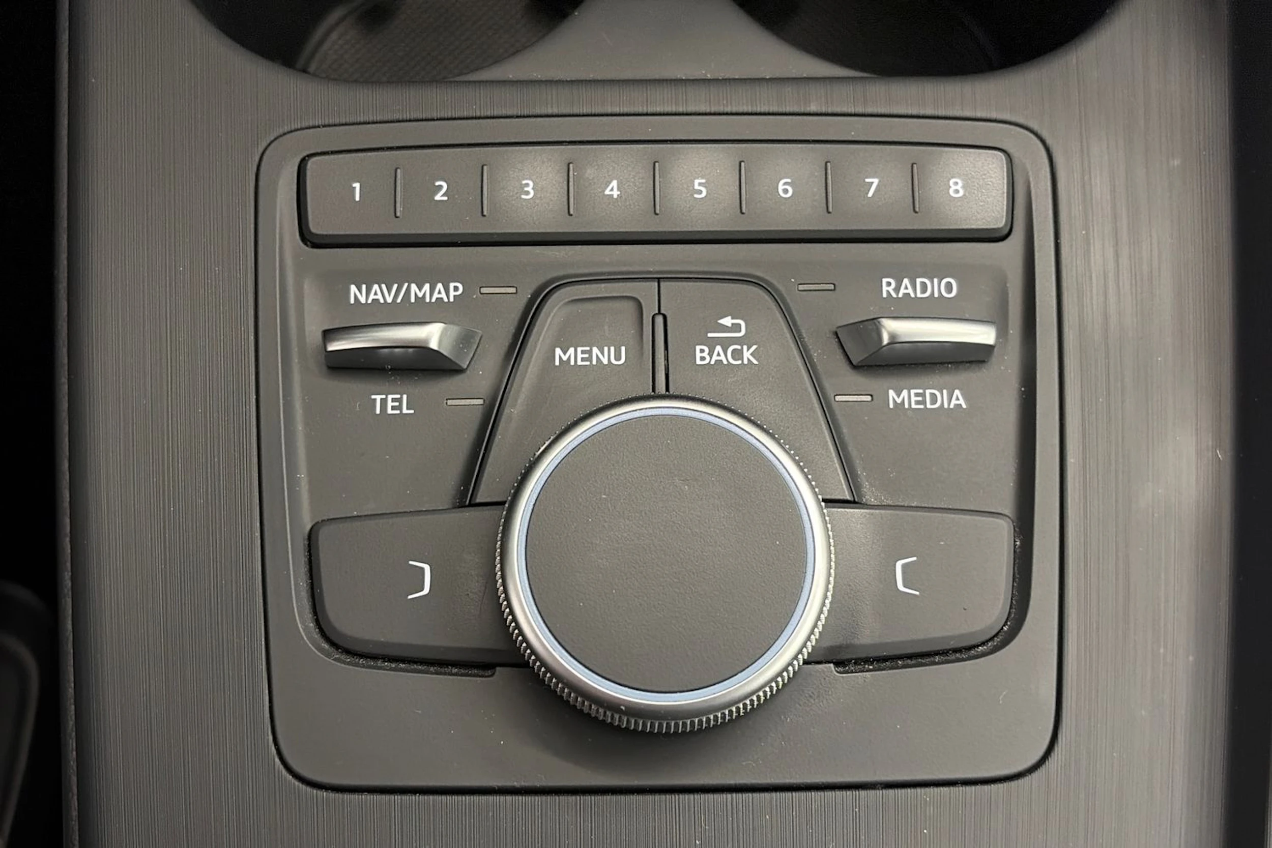 Harmaa Audi A4 2016 kuva 23.