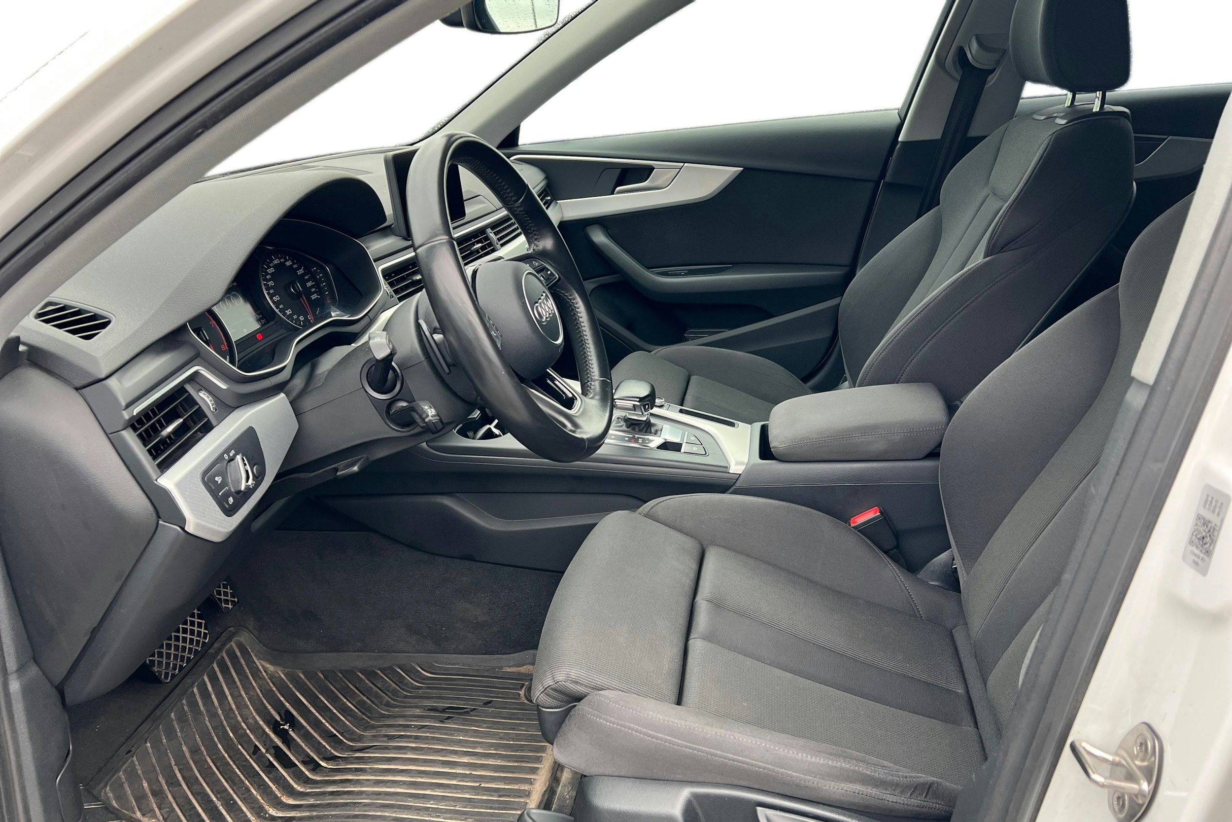 valkoinen Audi A4 2016 kuva 3.