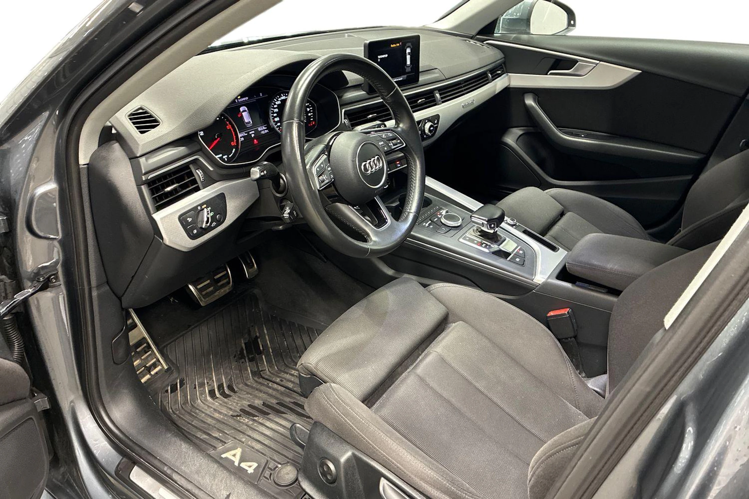 harmaa Audi A4 2016 kuva 3.