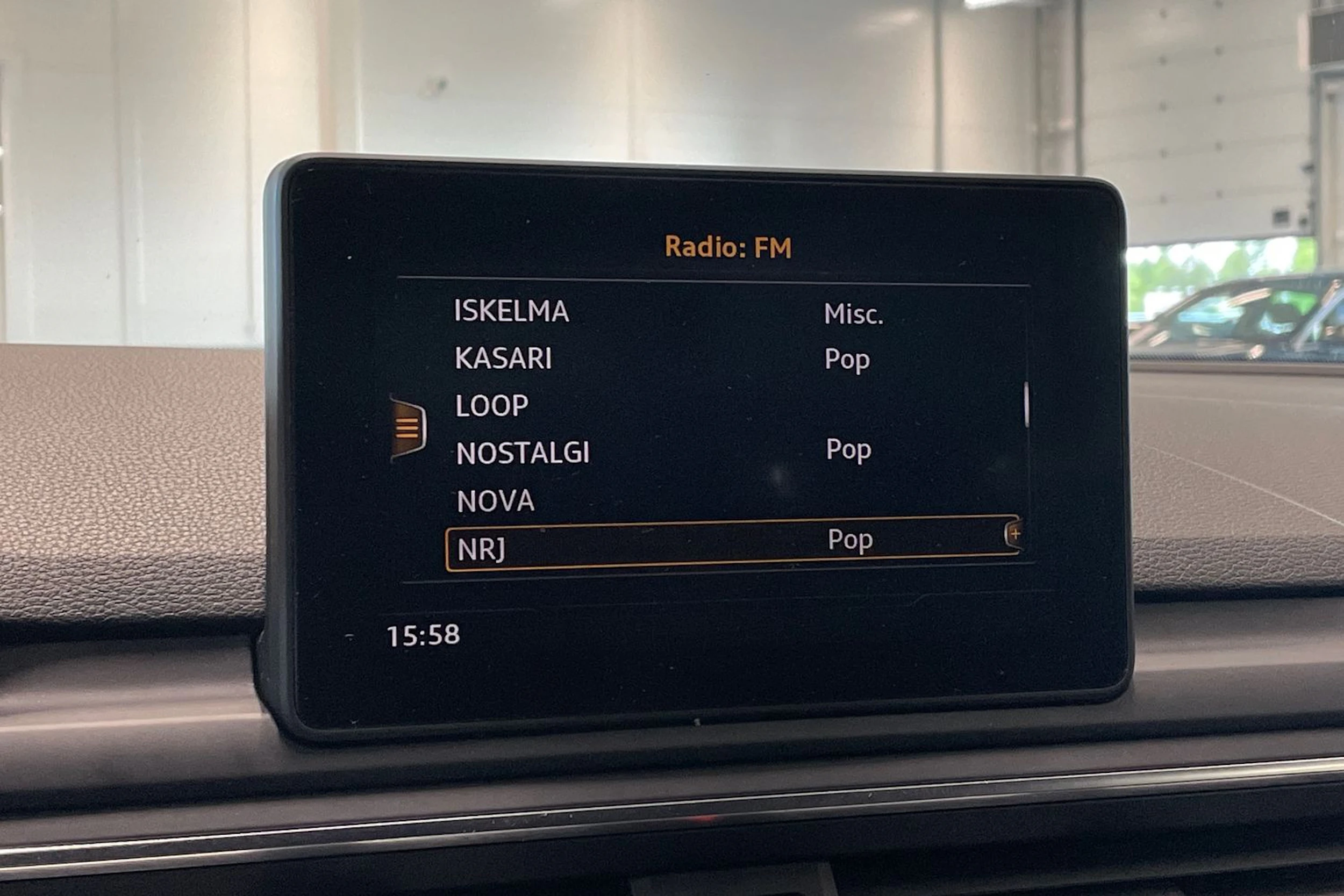 met. sininen Audi A4 2016 kuva 17.
