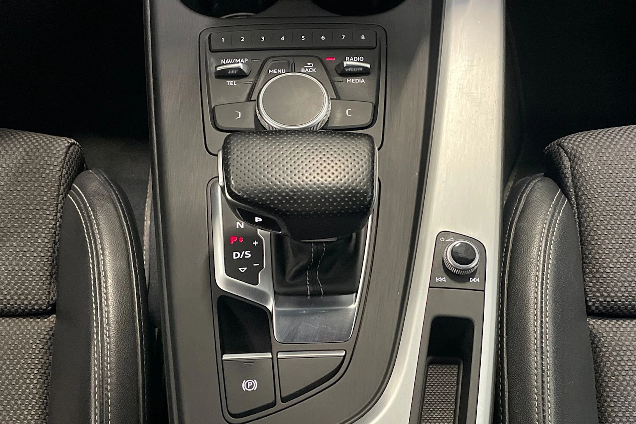 met. sininen Audi A4 2016 kuva 27.