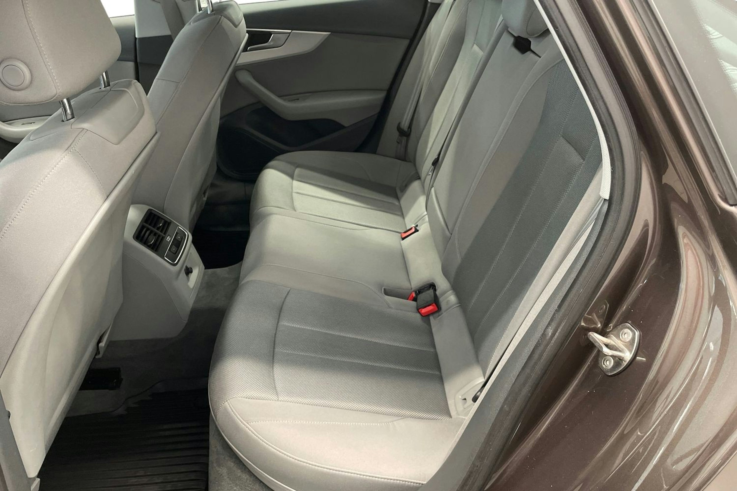 ruskea (beige) Audi A4 2016 kuva 8.