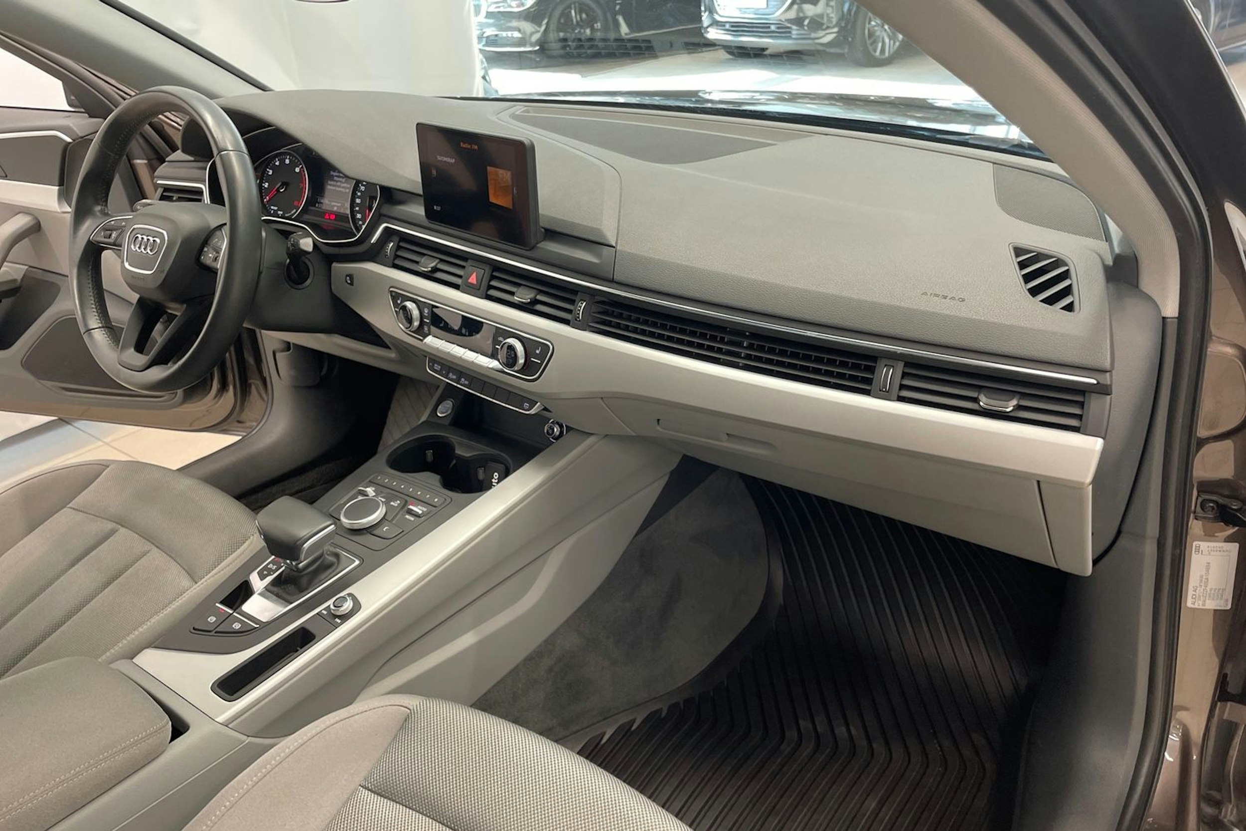 ruskea (beige) Audi A4 2016 kuva 18.