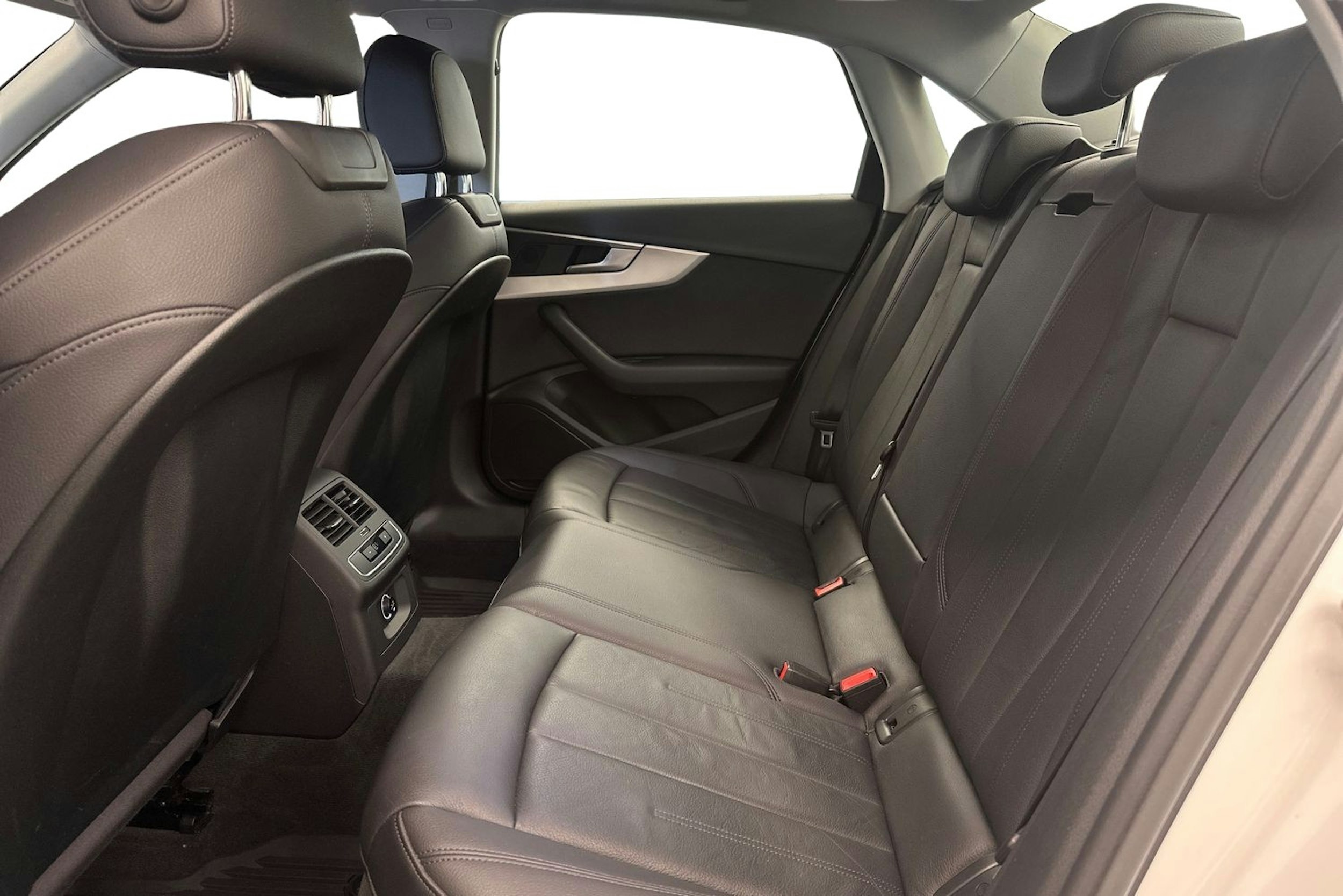 valkoinen Audi A4 2017 kuva 10.
