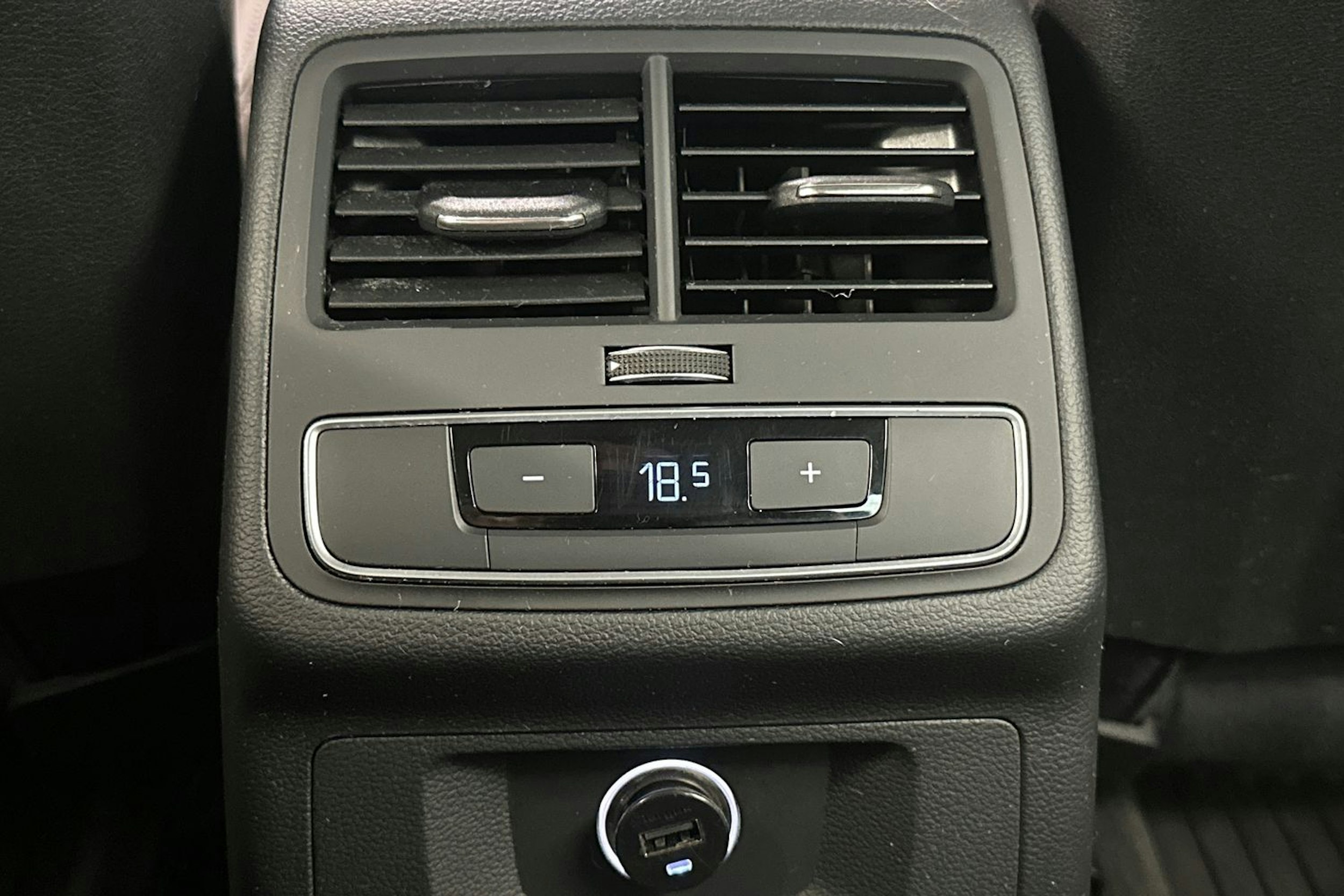 valkoinen Audi A4 2017 kuva 15.