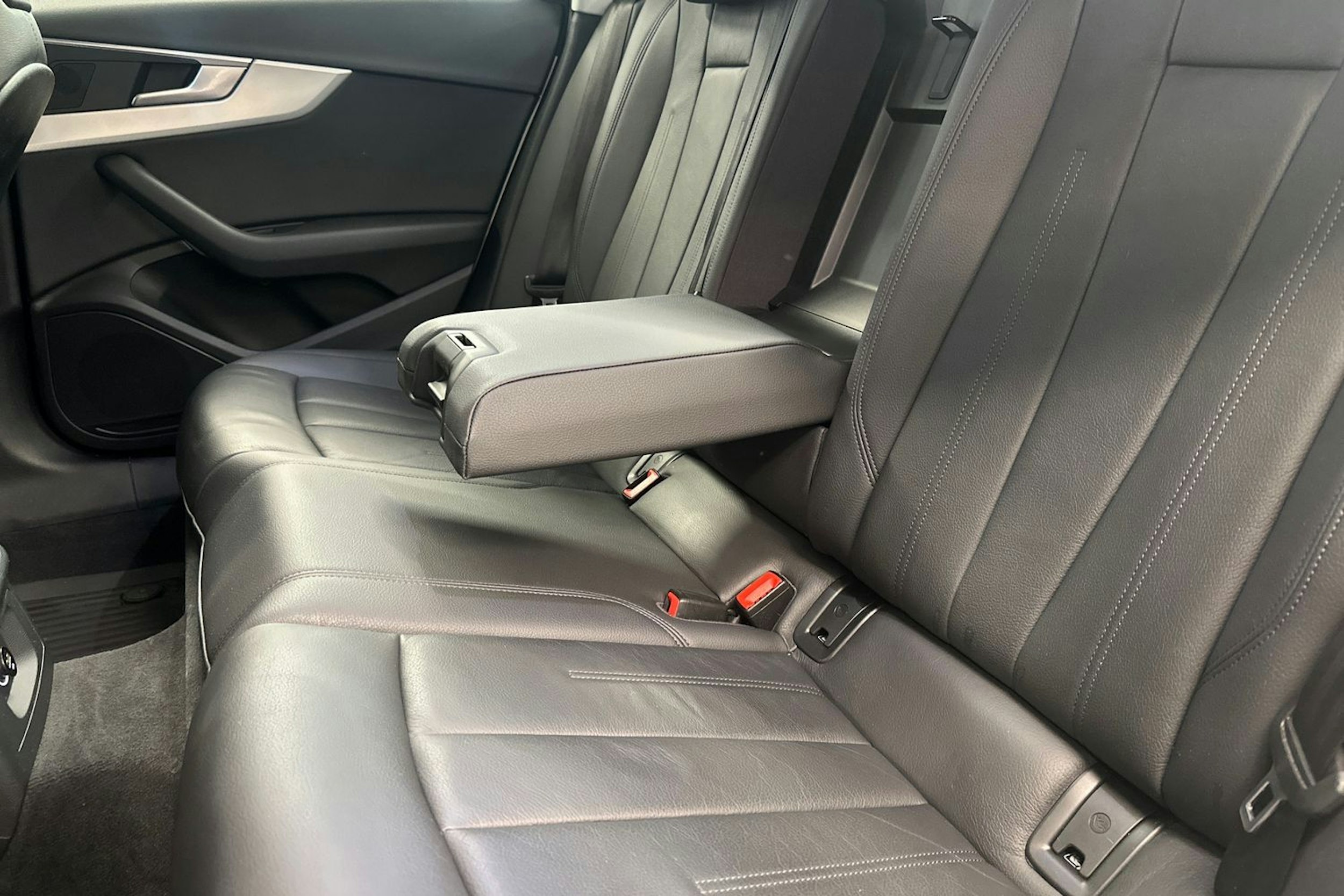 valkoinen Audi A4 2017 kuva 17.