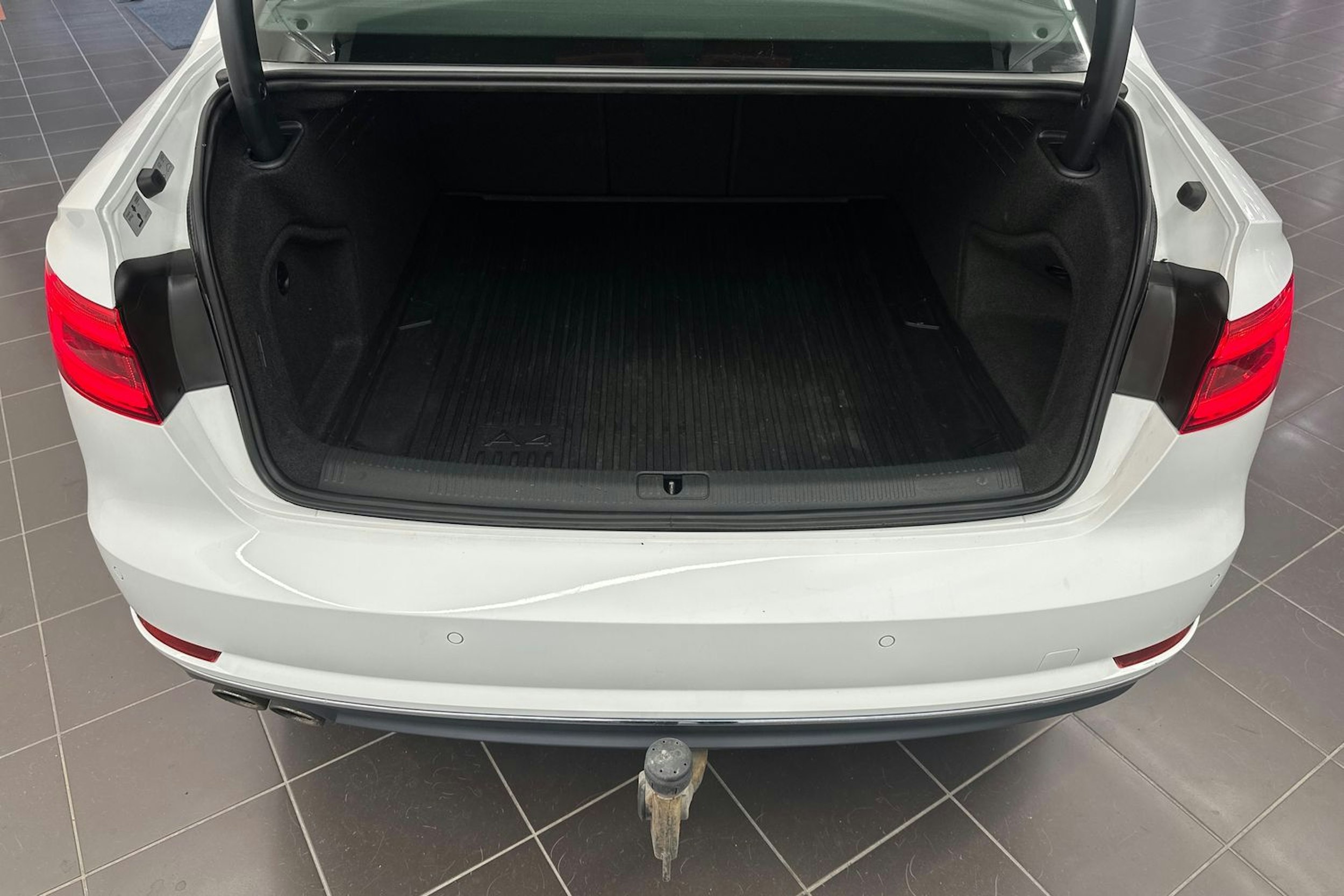 valkoinen Audi A4 2017 kuva 26.