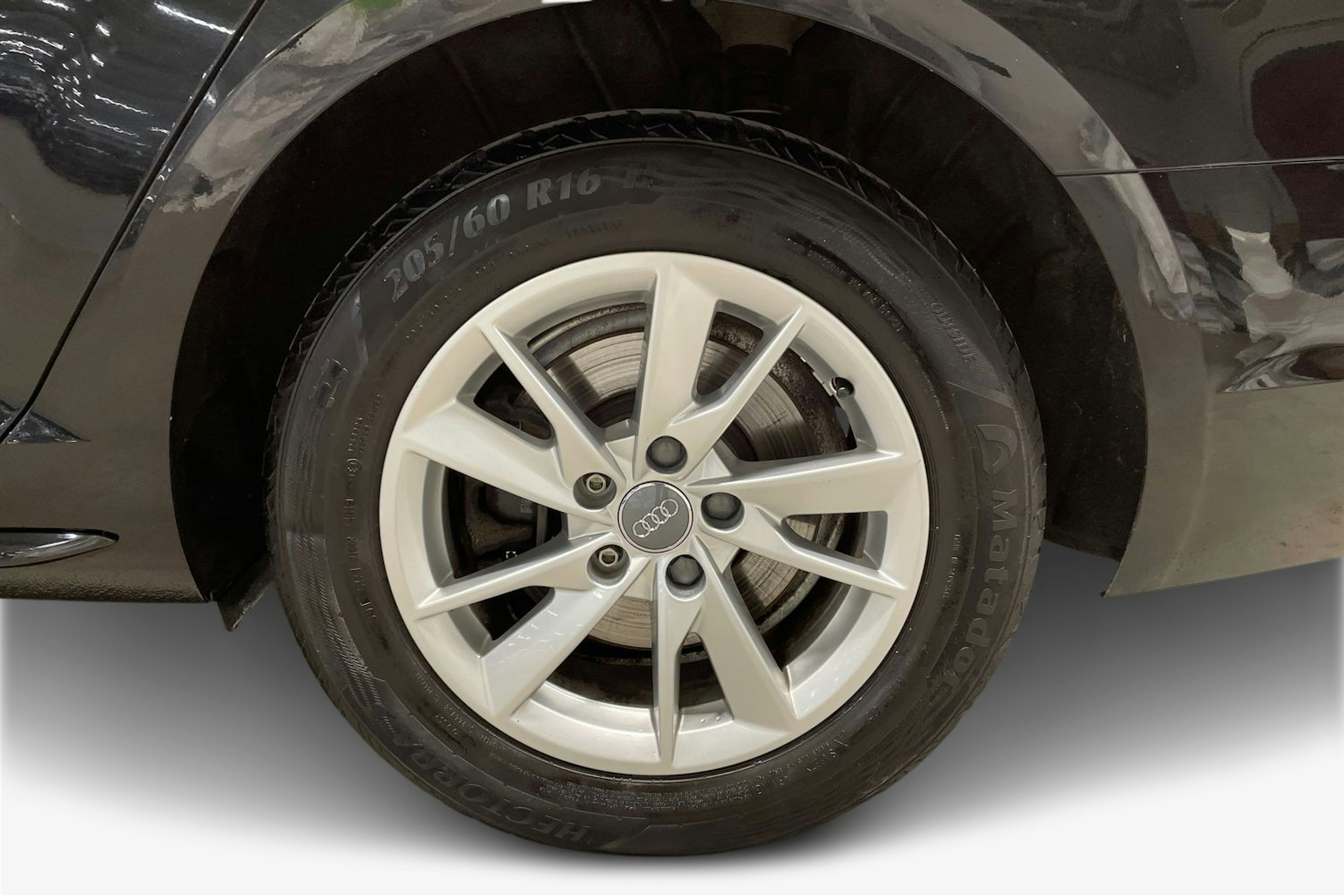 musta Audi A4 2017 kuva 11.