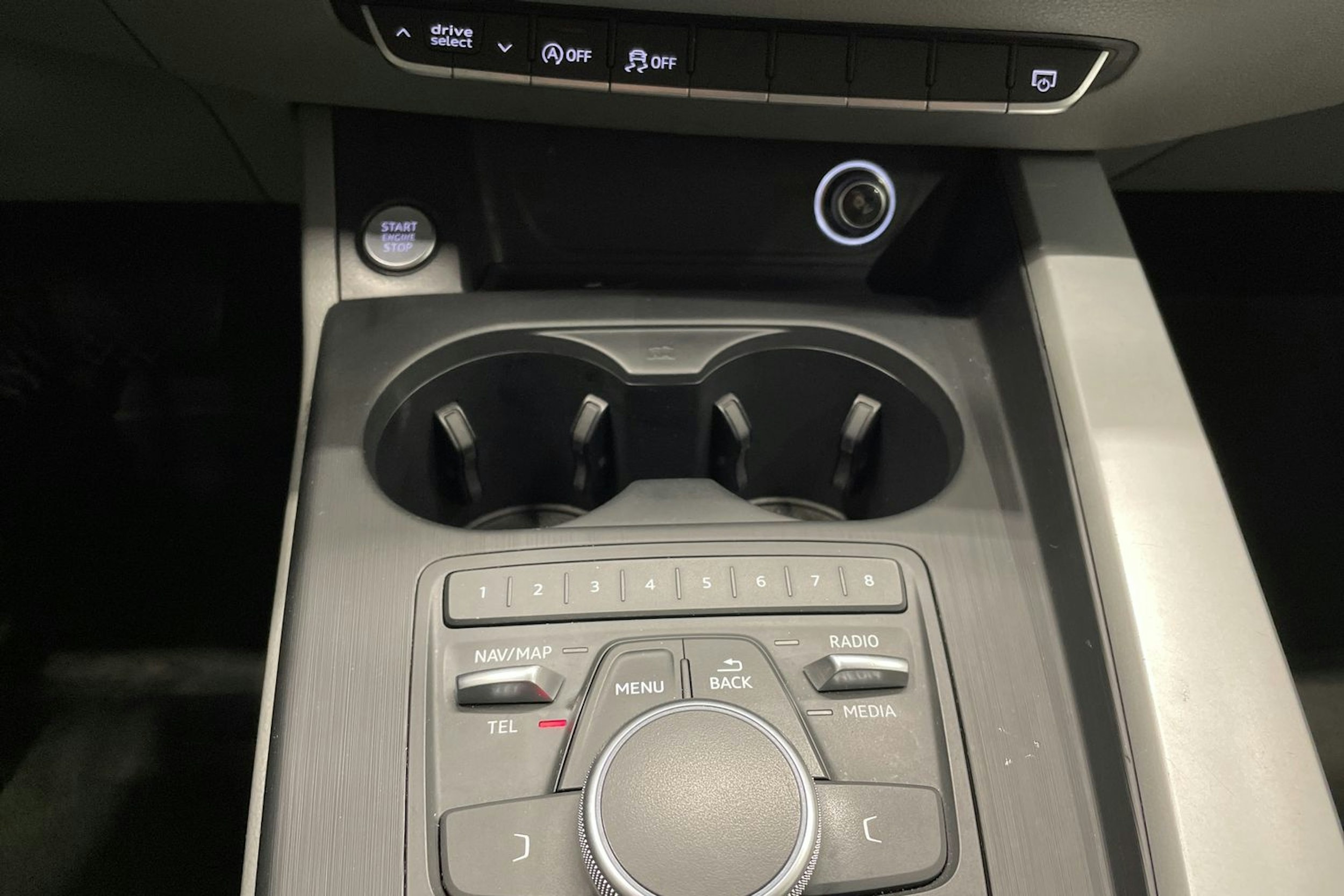 musta Audi A4 2017 kuva 18.