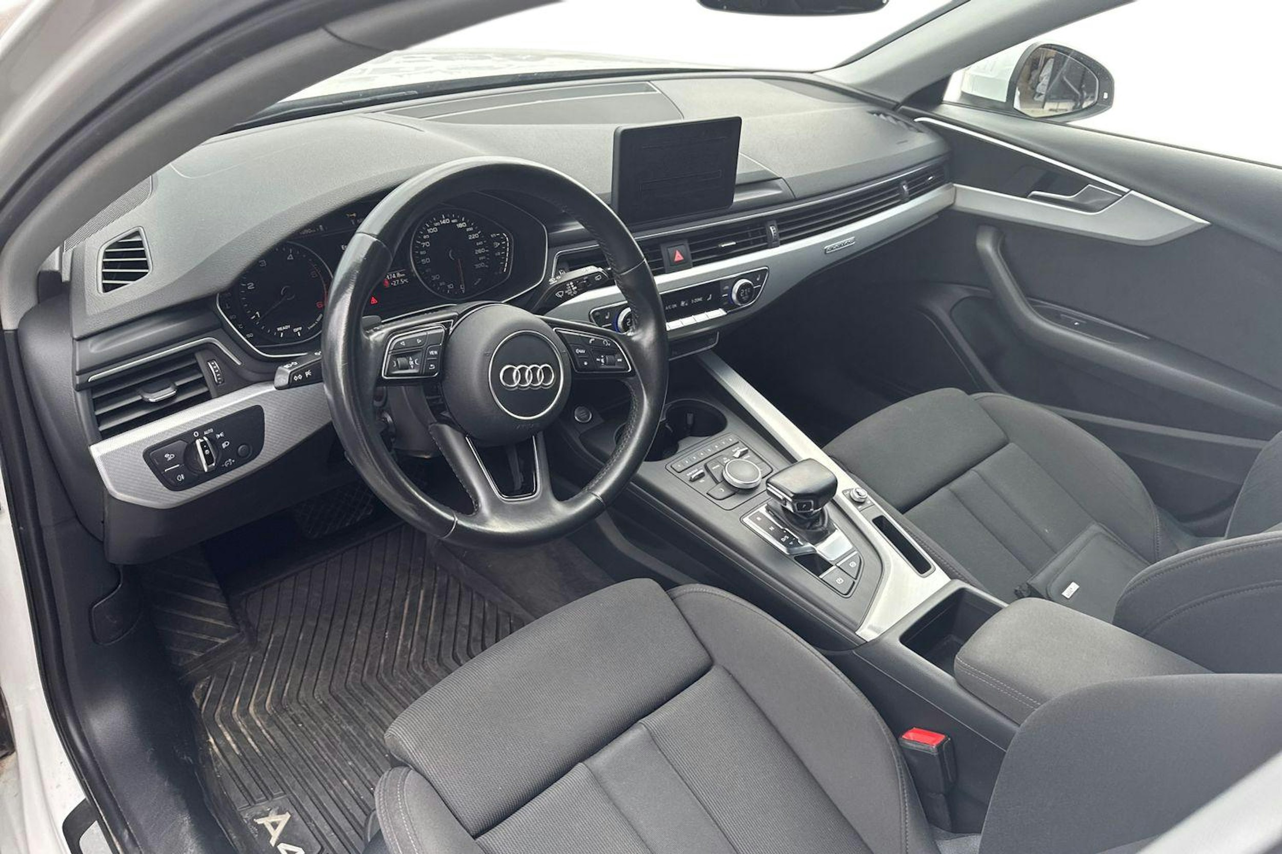 valkoinen Audi A4 2017 kuva 3.