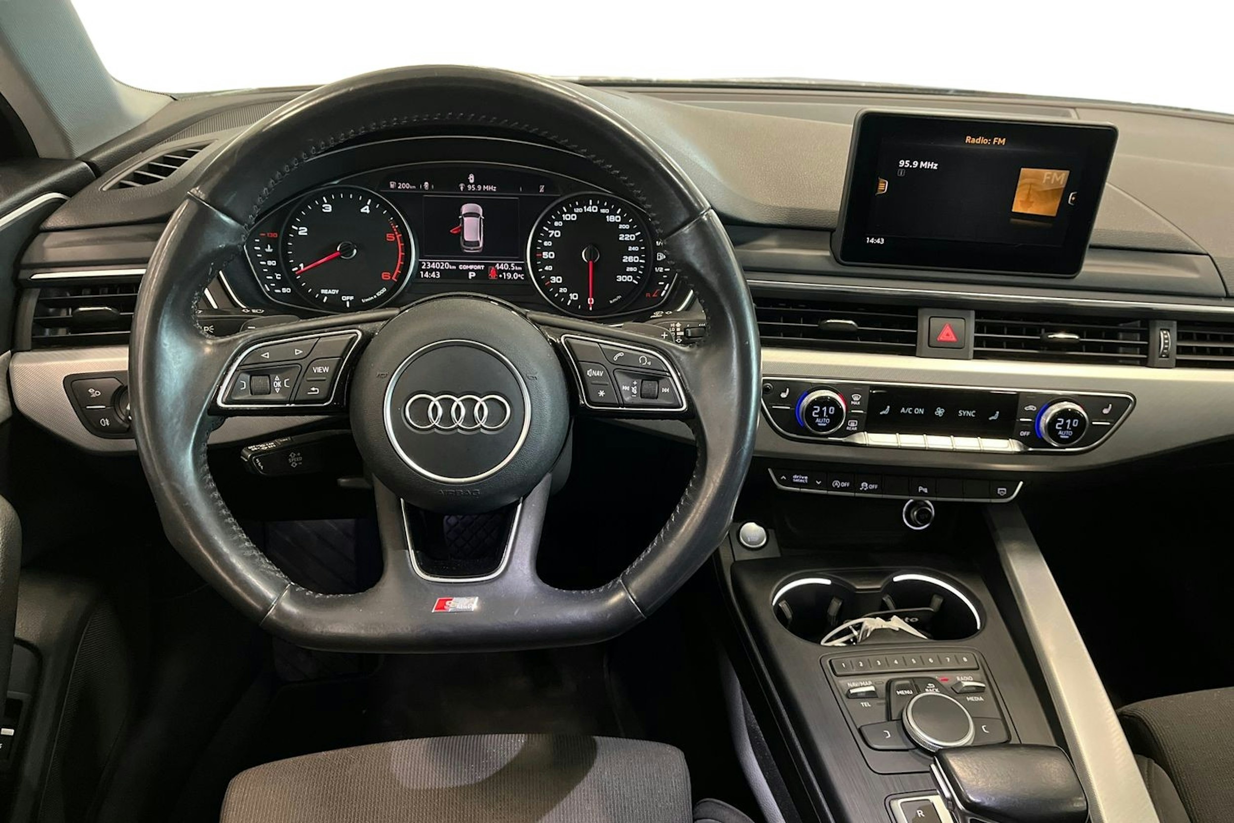 valkoinen Audi A4 2016 kuva 7.