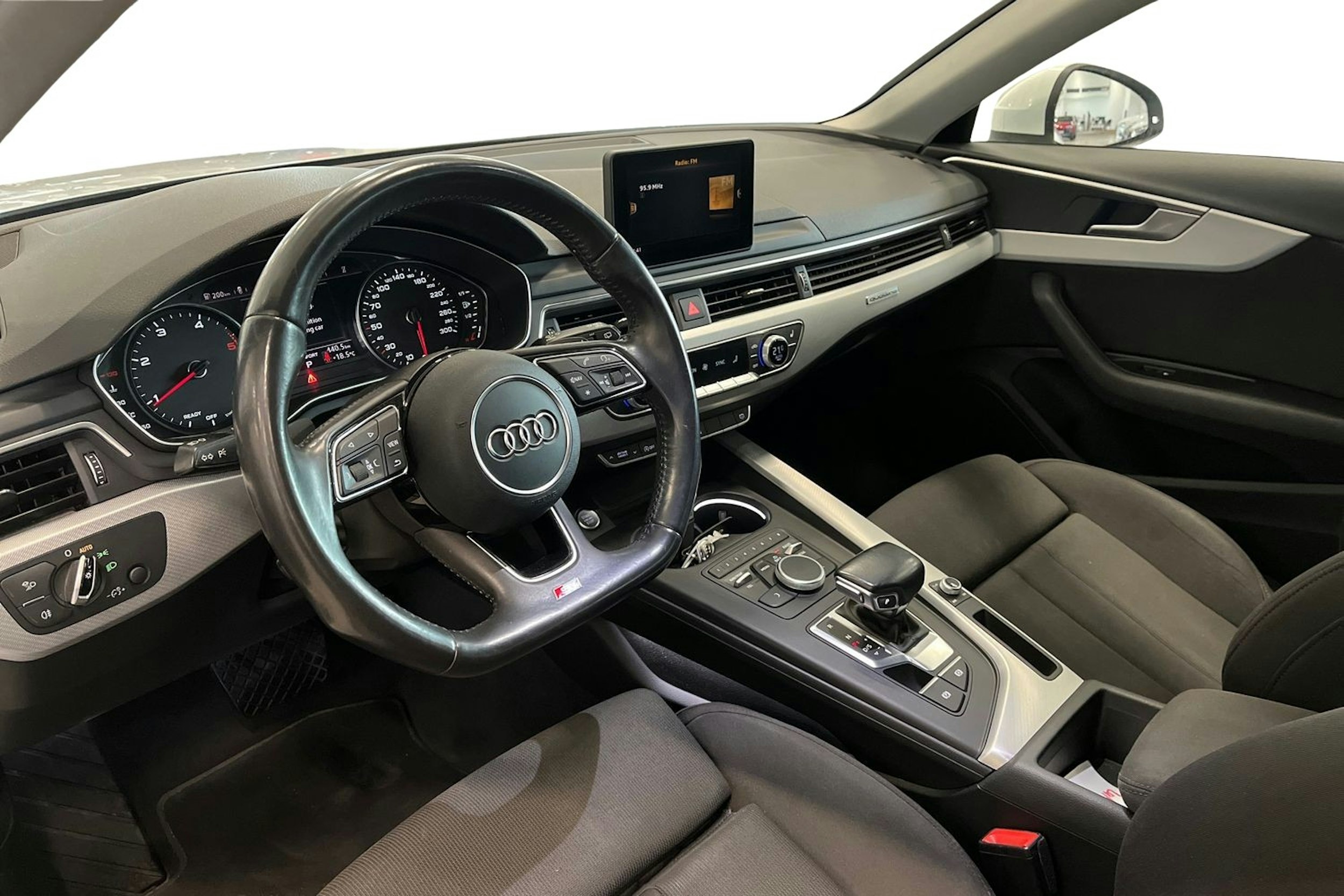 valkoinen Audi A4 2016 kuva 9.