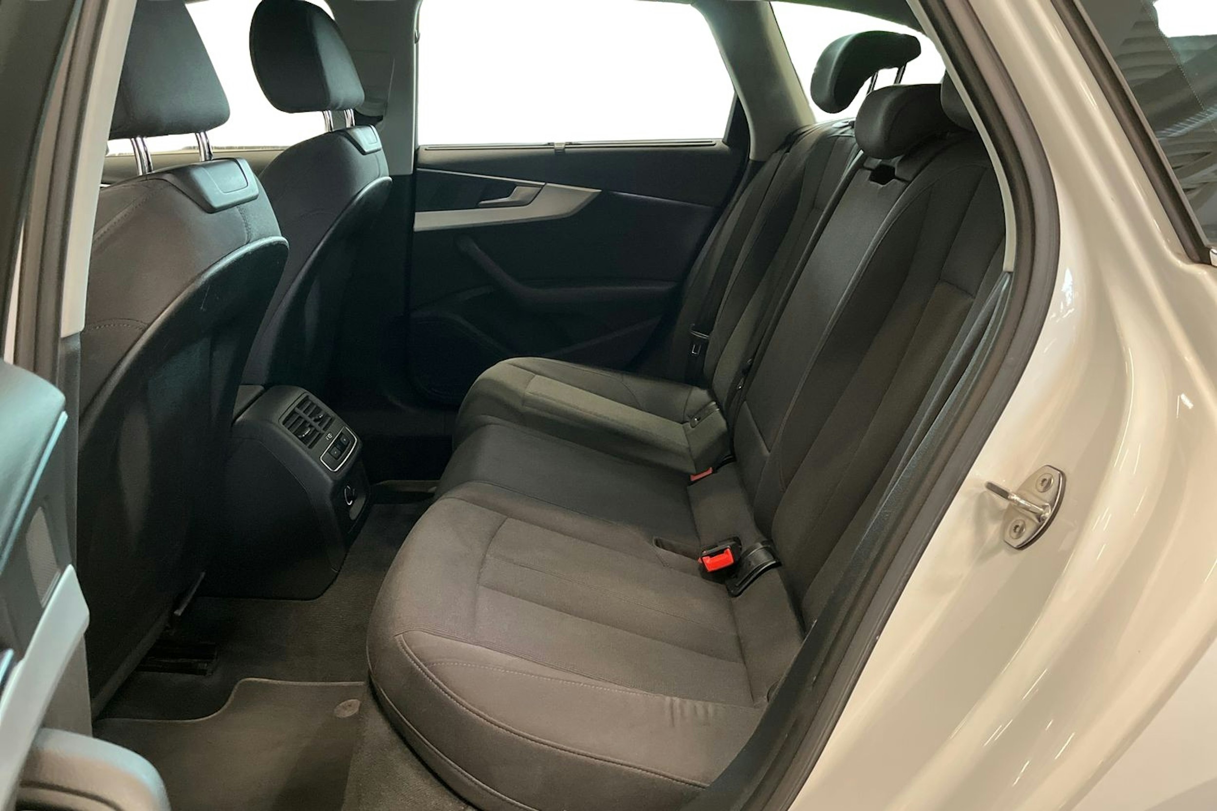 valkoinen Audi A4 2016 kuva 10.