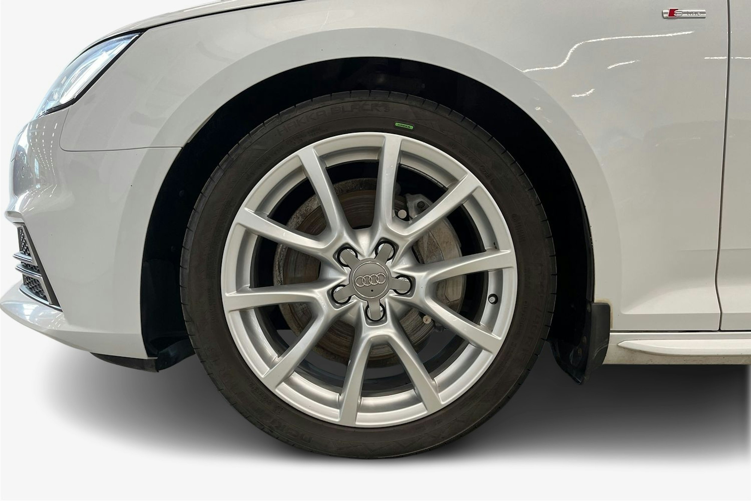 valkoinen Audi A4 2016 kuva 11.