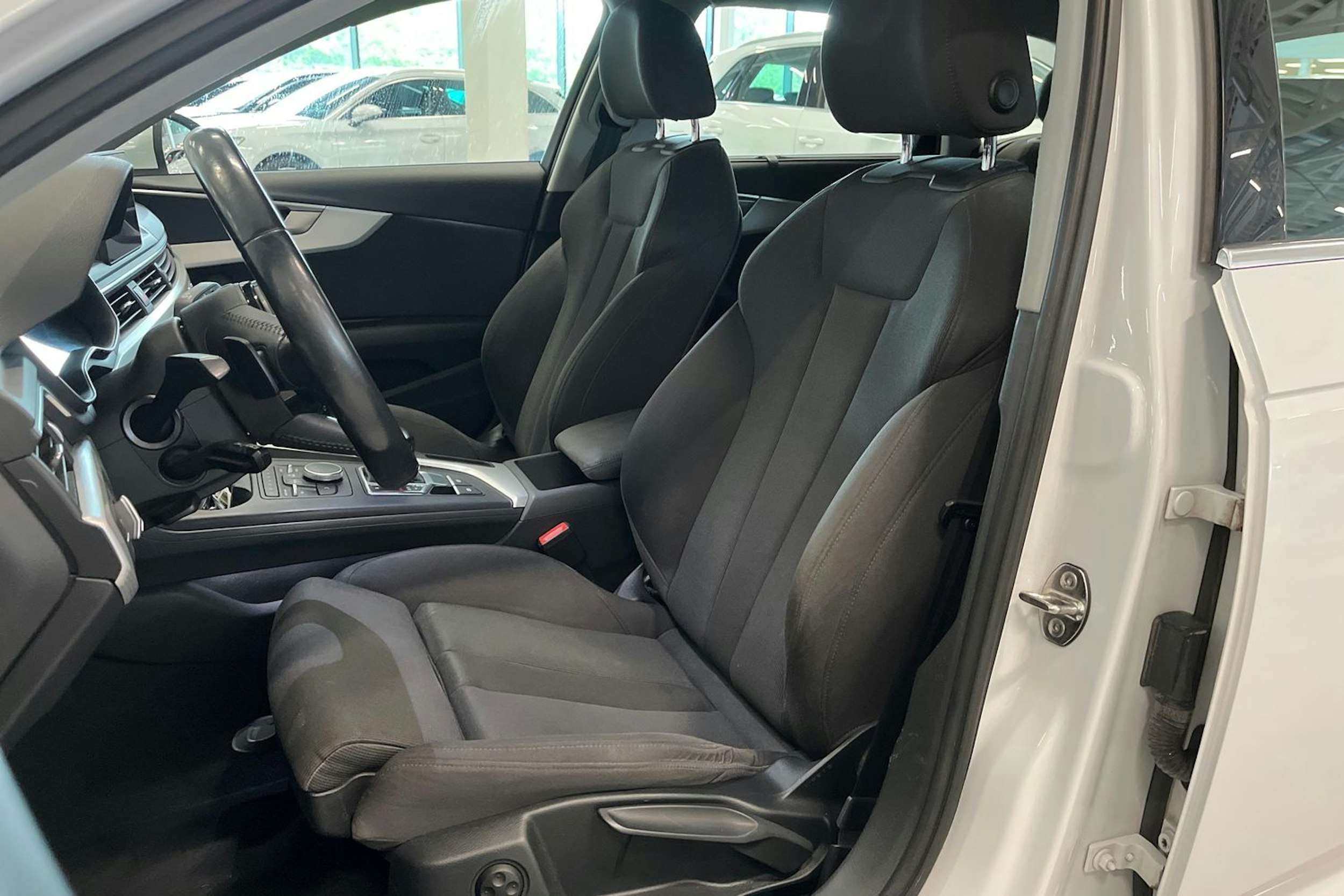 valkoinen Audi A4 2016 kuva 14.