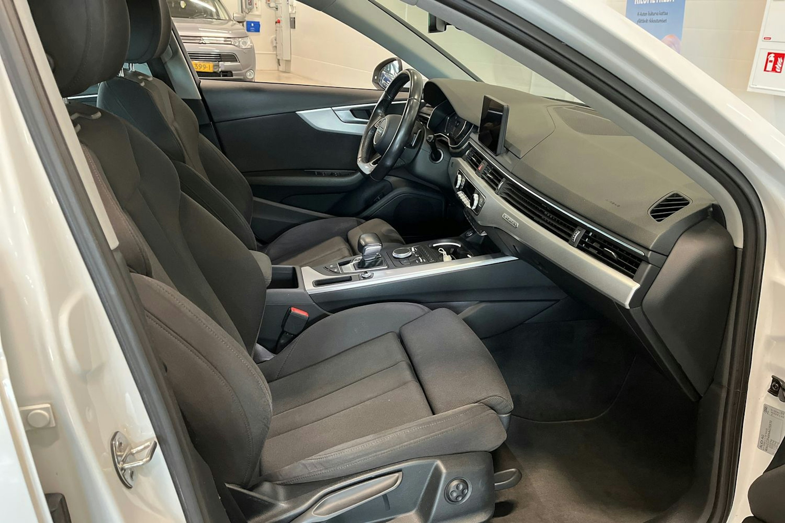 valkoinen Audi A4 2016 kuva 15.