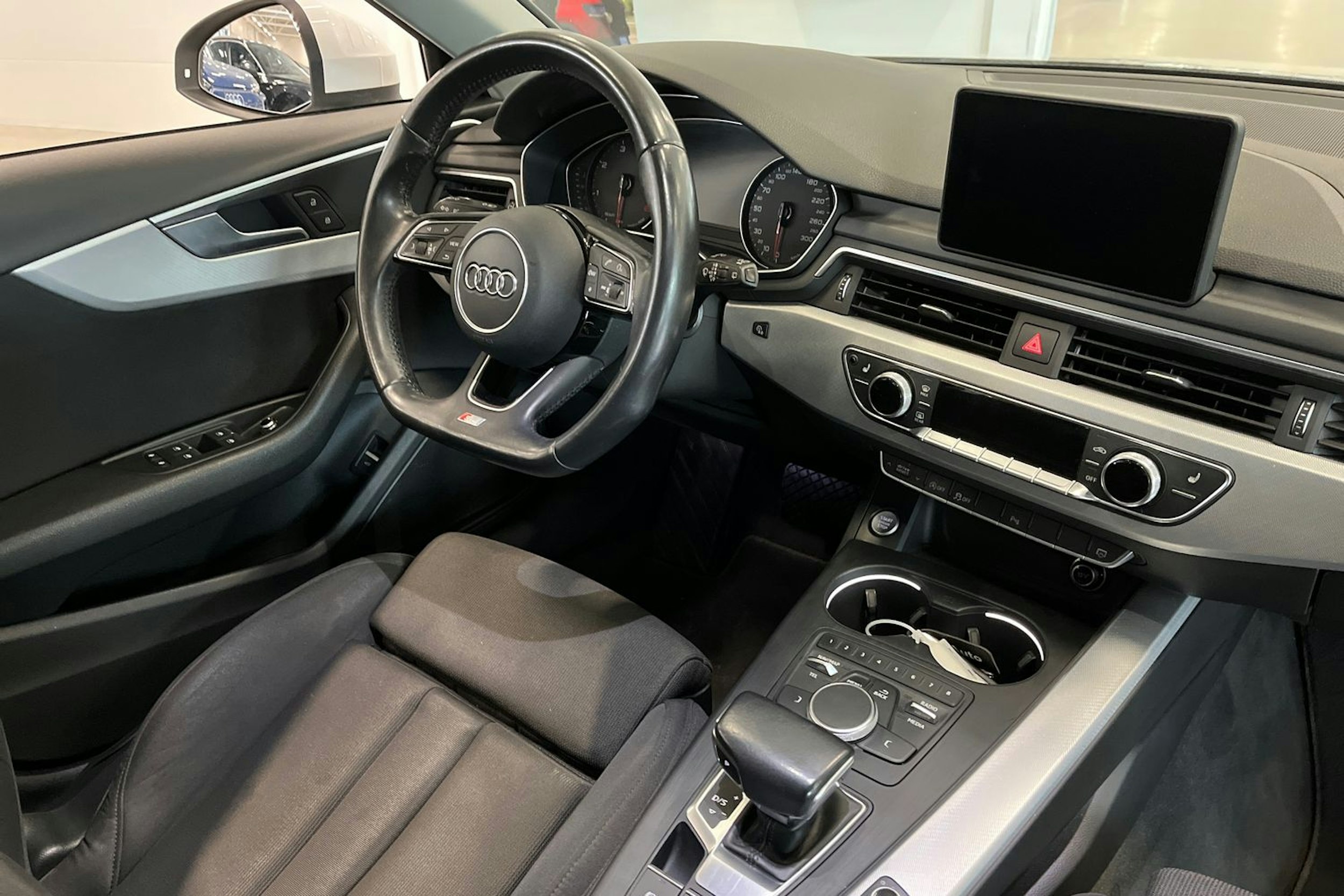 valkoinen Audi A4 2016 kuva 16.