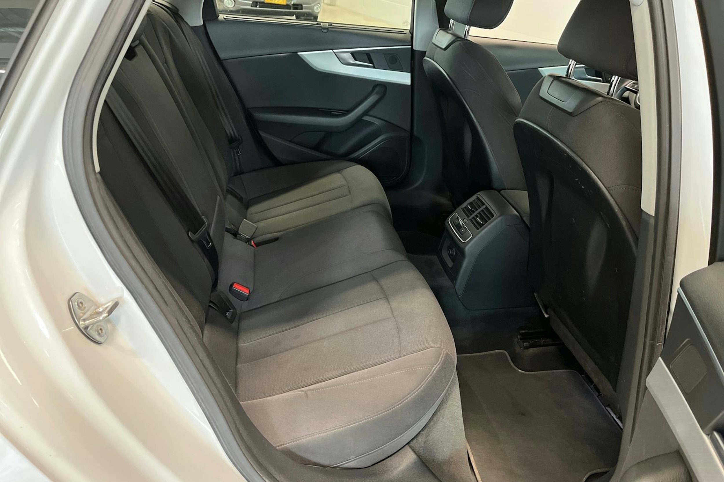 valkoinen Audi A4 2016 kuva 17.