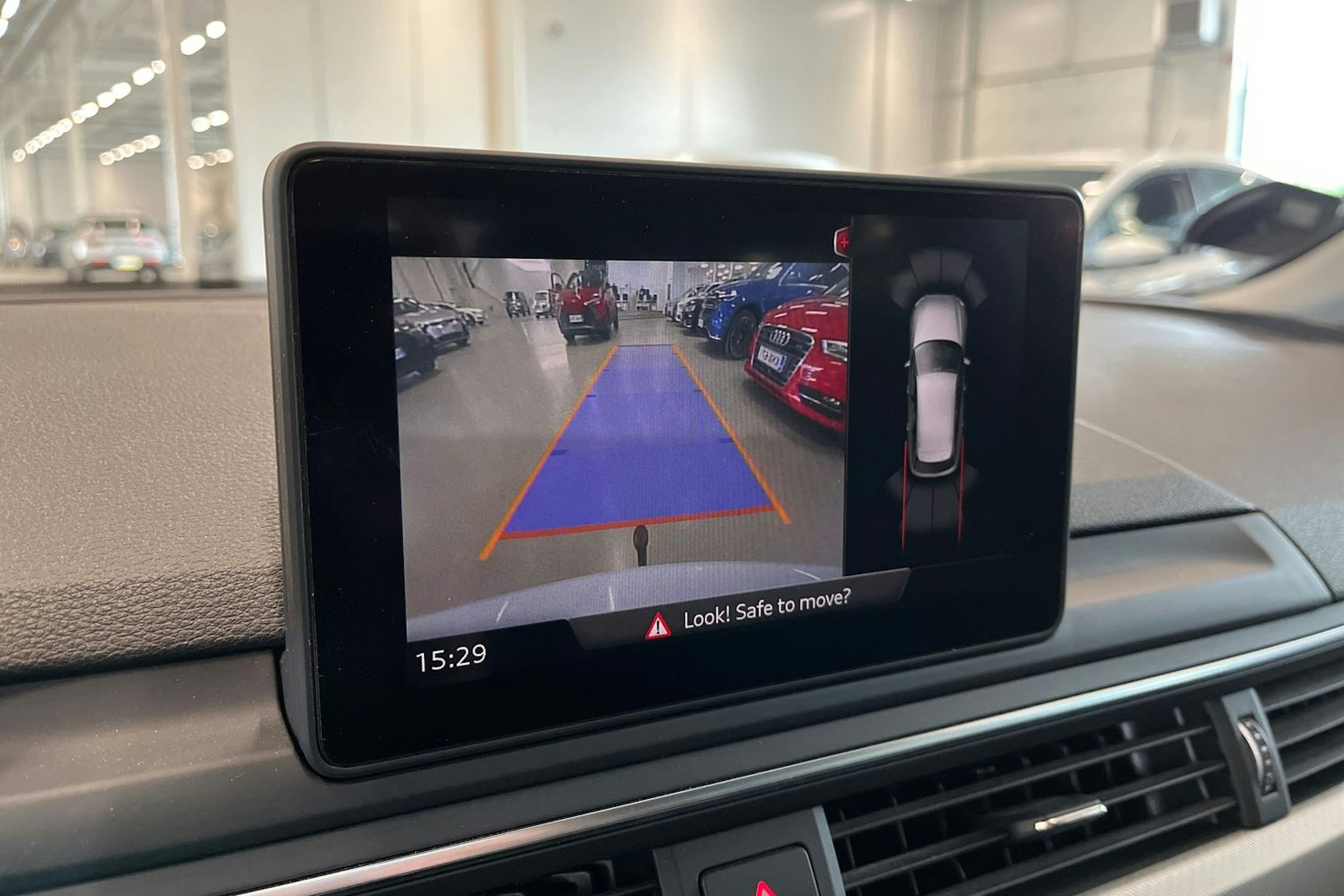 valkoinen Audi A4 2016 kuva 22.