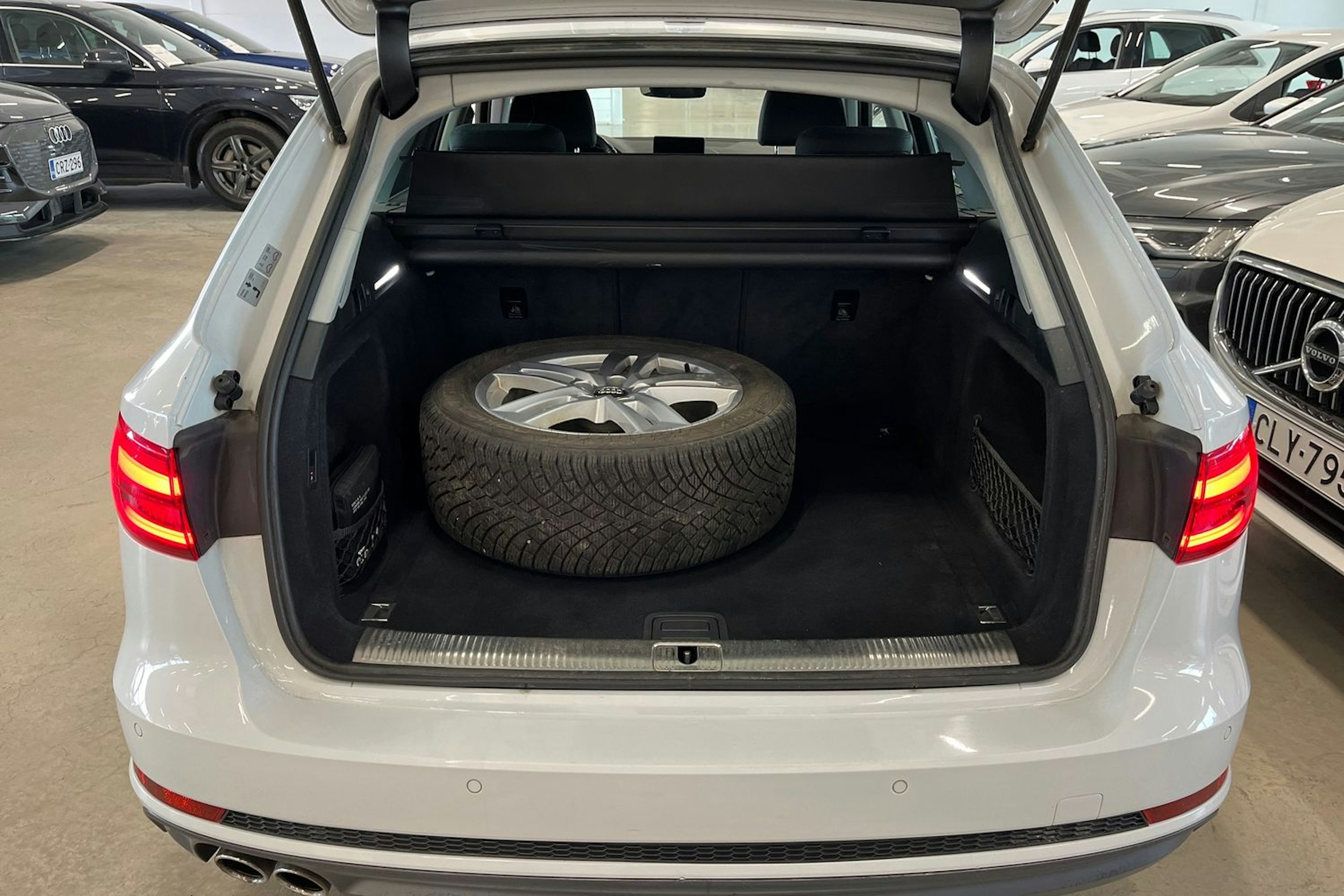 valkoinen Audi A4 2016 kuva 32.