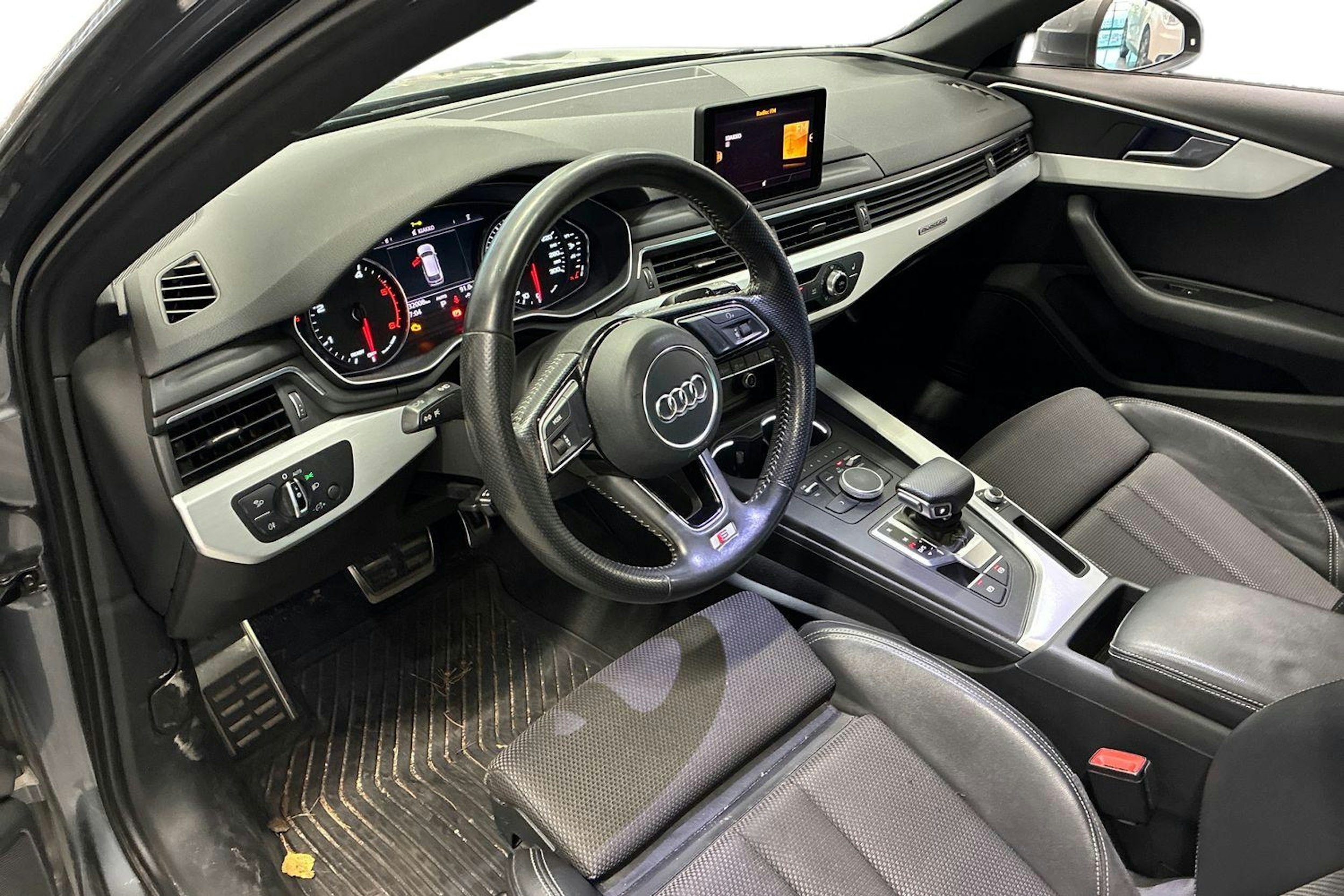 Harmaa Audi A4 2016 kuva 3.