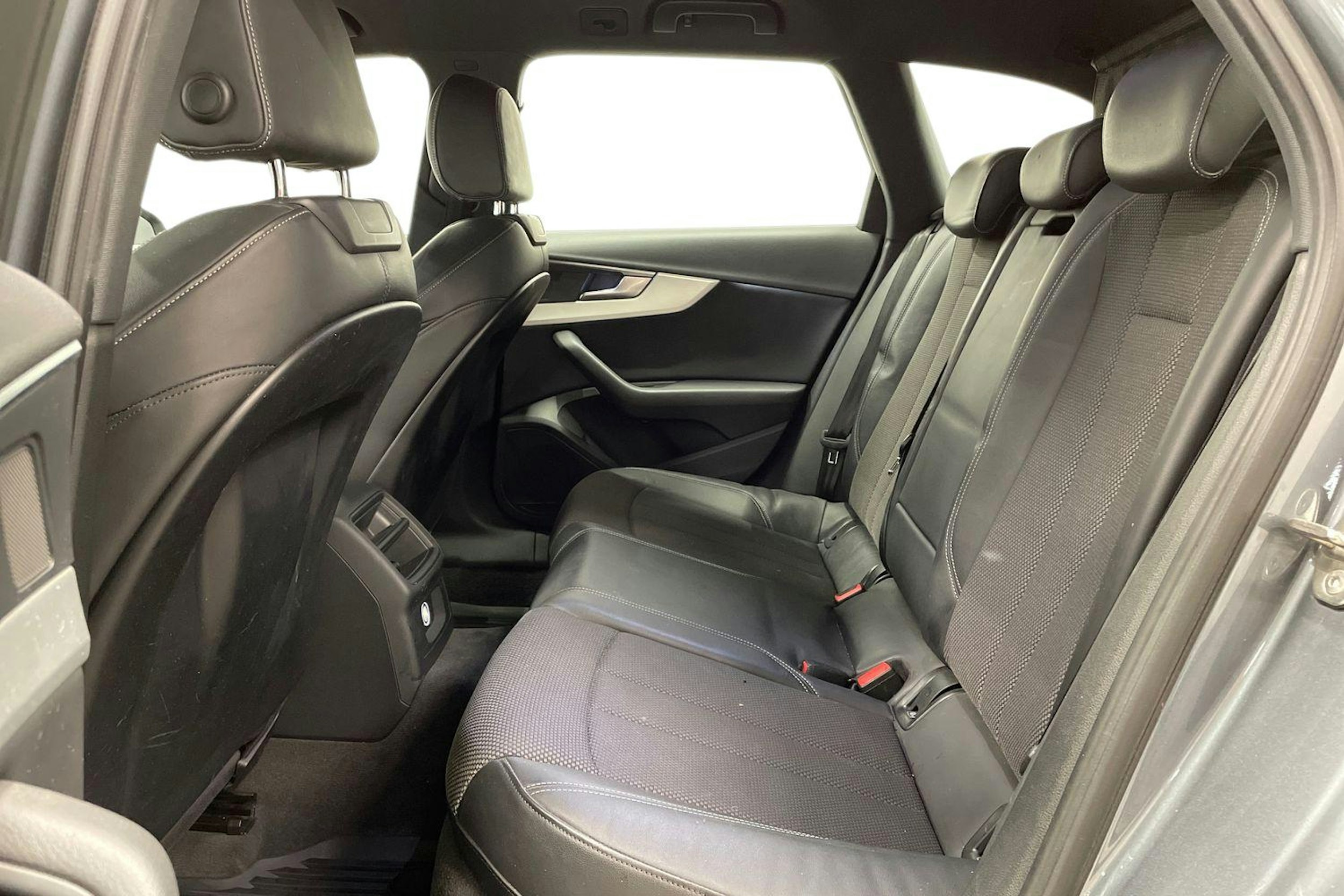 Harmaa Audi A4 2016 kuva 10.