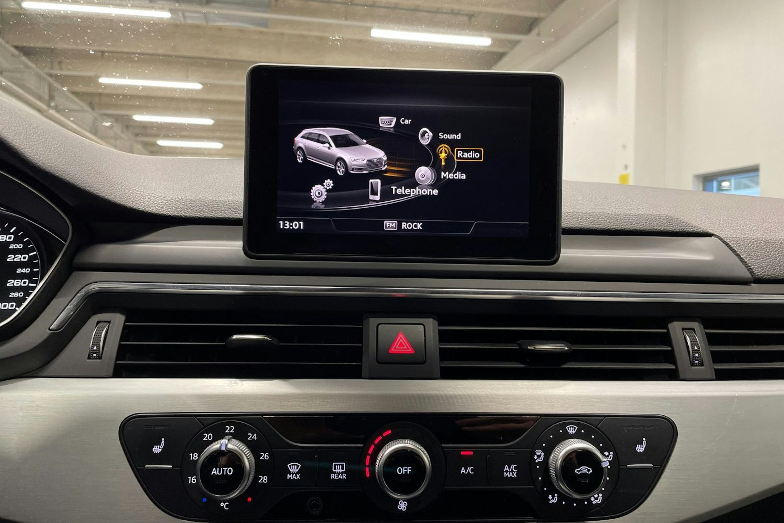 Harmaa Audi A4 2016 kuva 17.