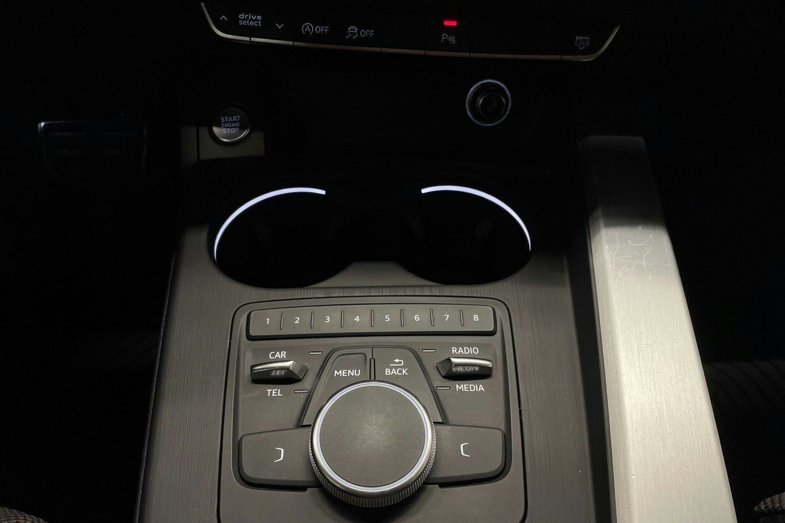 Harmaa Audi A4 2016 kuva 21.