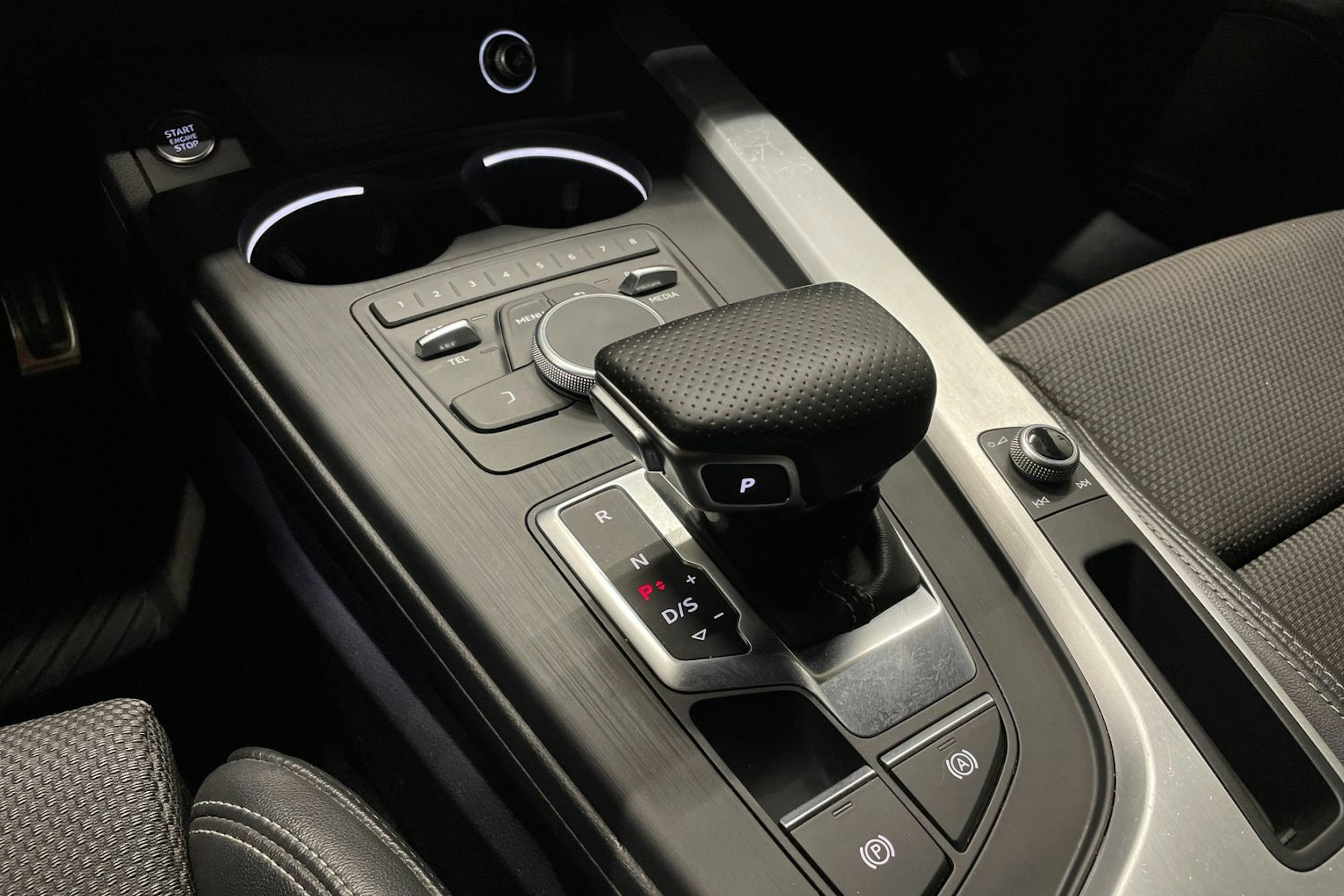 Harmaa Audi A4 2016 kuva 22.