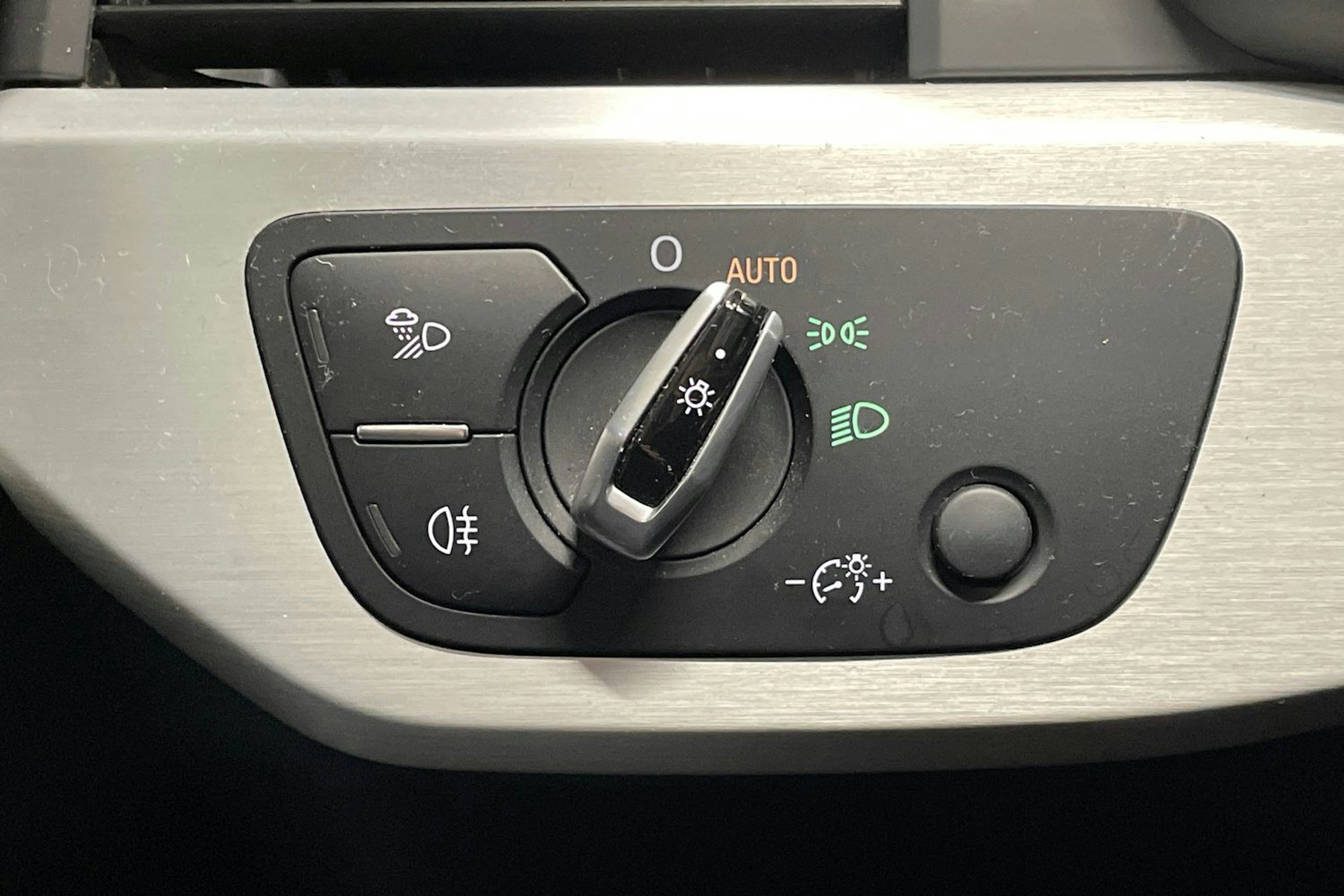 Harmaa Audi A4 2016 kuva 23.