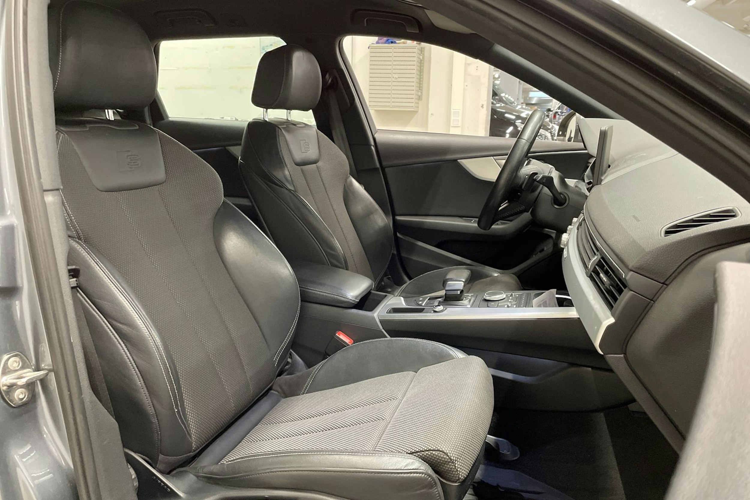 Harmaa Audi A4 2016 kuva 28.