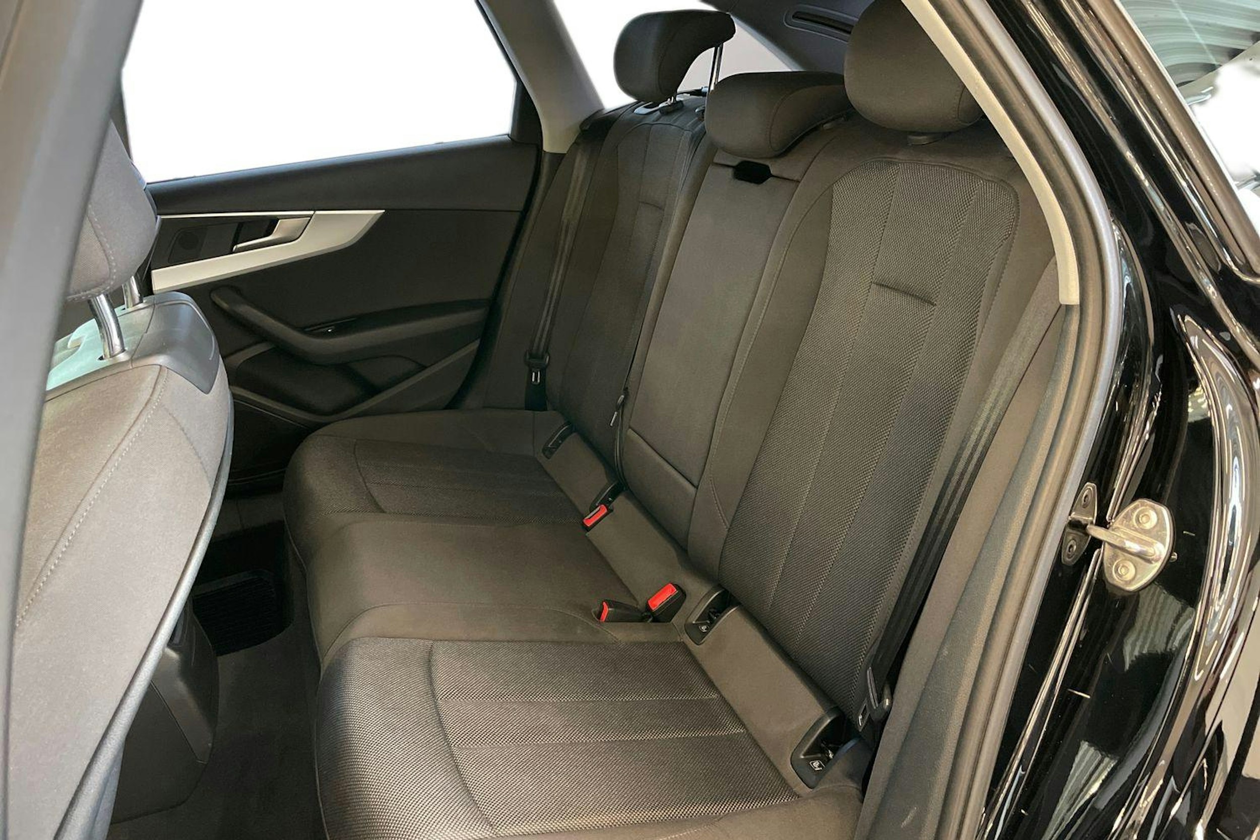 Musta Audi A4 2016 kuva 10.