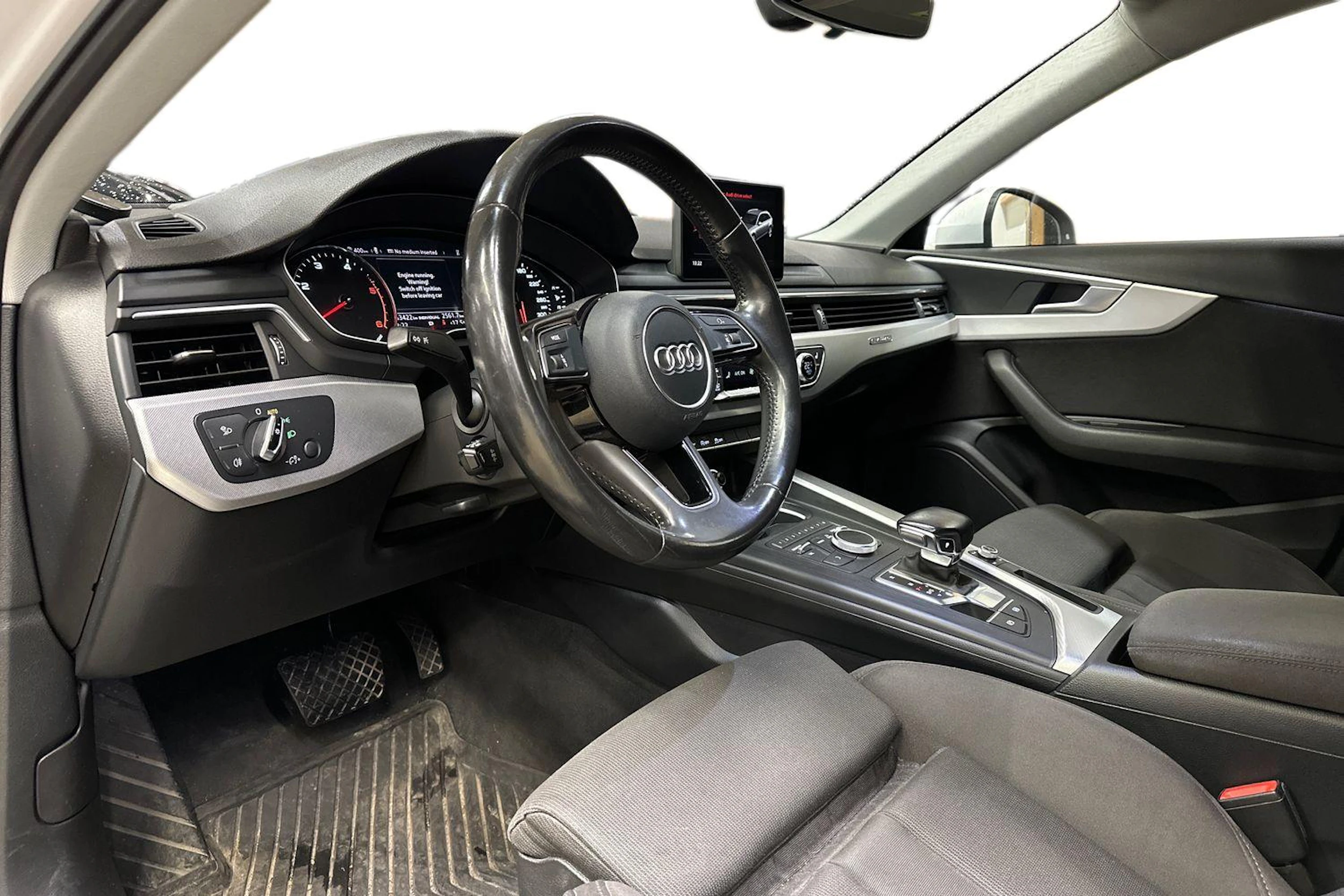 valkoinen Audi A4 2016 kuva 3.