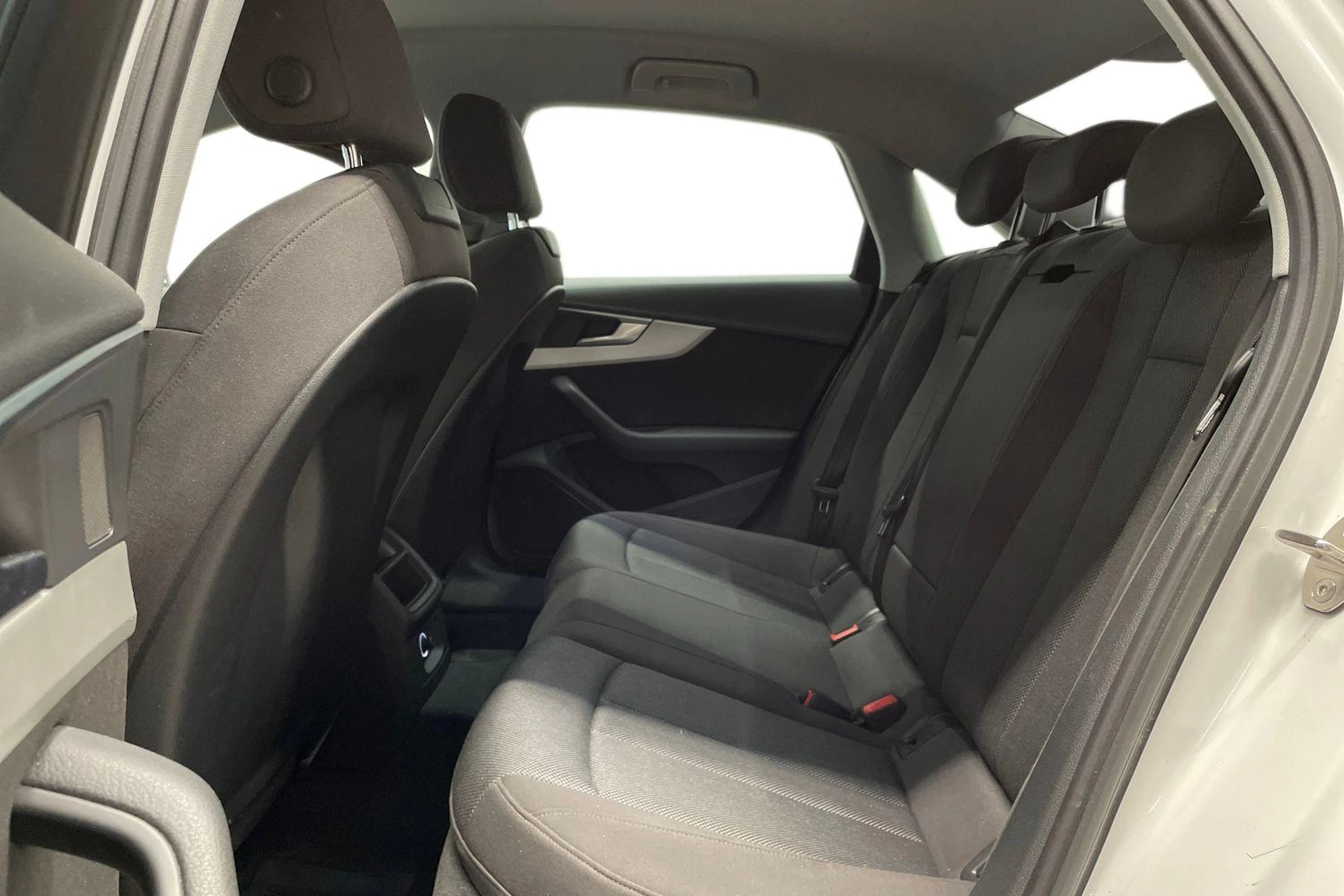 Valkoinen Audi A4 2016 kuva 11.