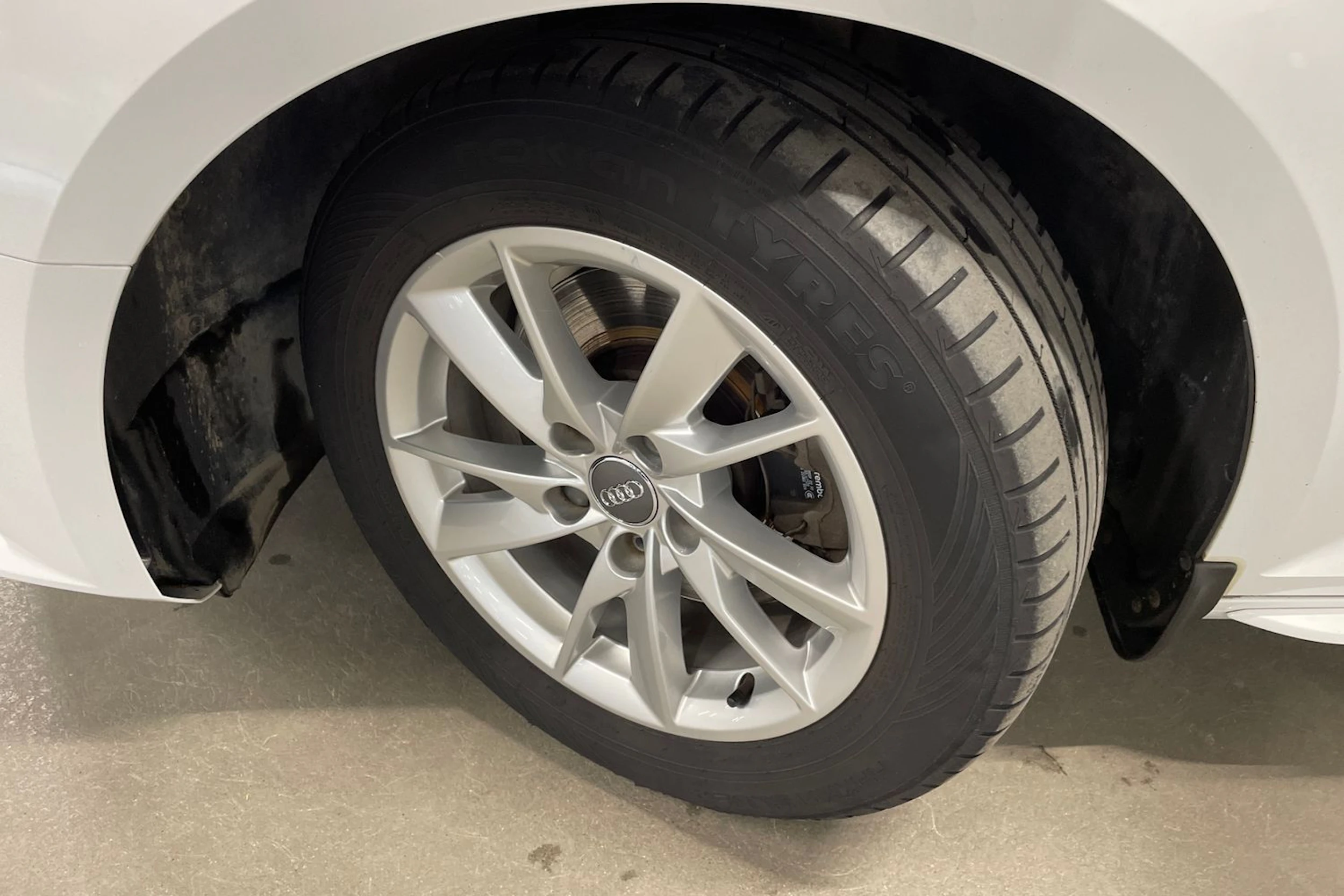 Valkoinen Audi A4 2016 kuva 13.