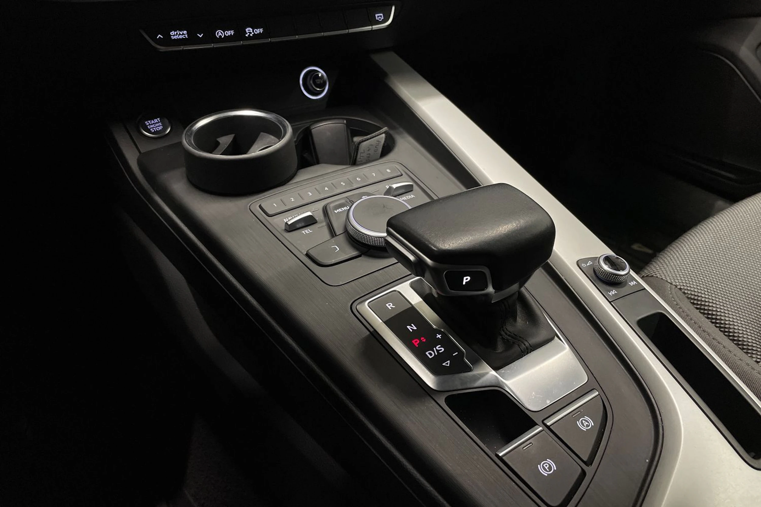 Valkoinen Audi A4 2016 kuva 20.