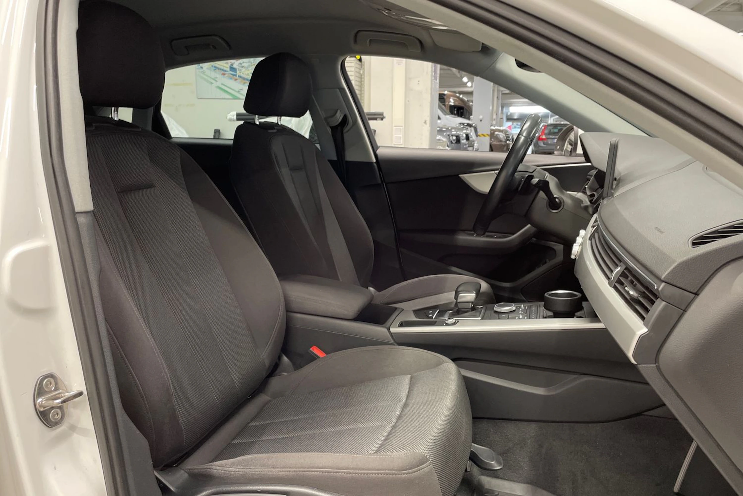 Valkoinen Audi A4 2016 kuva 26.